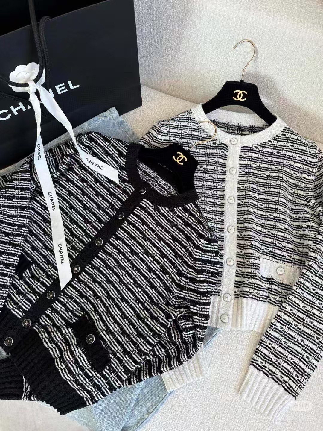 CHANEL高仿條紋針織開襟外套 女士雙口袋金扣短版設計|超A仿原單精品圖片 11 CHANEL高仿條紋針織開襟外套 女士雙口袋金扣短版設計|歐美奢侈品精品推薦