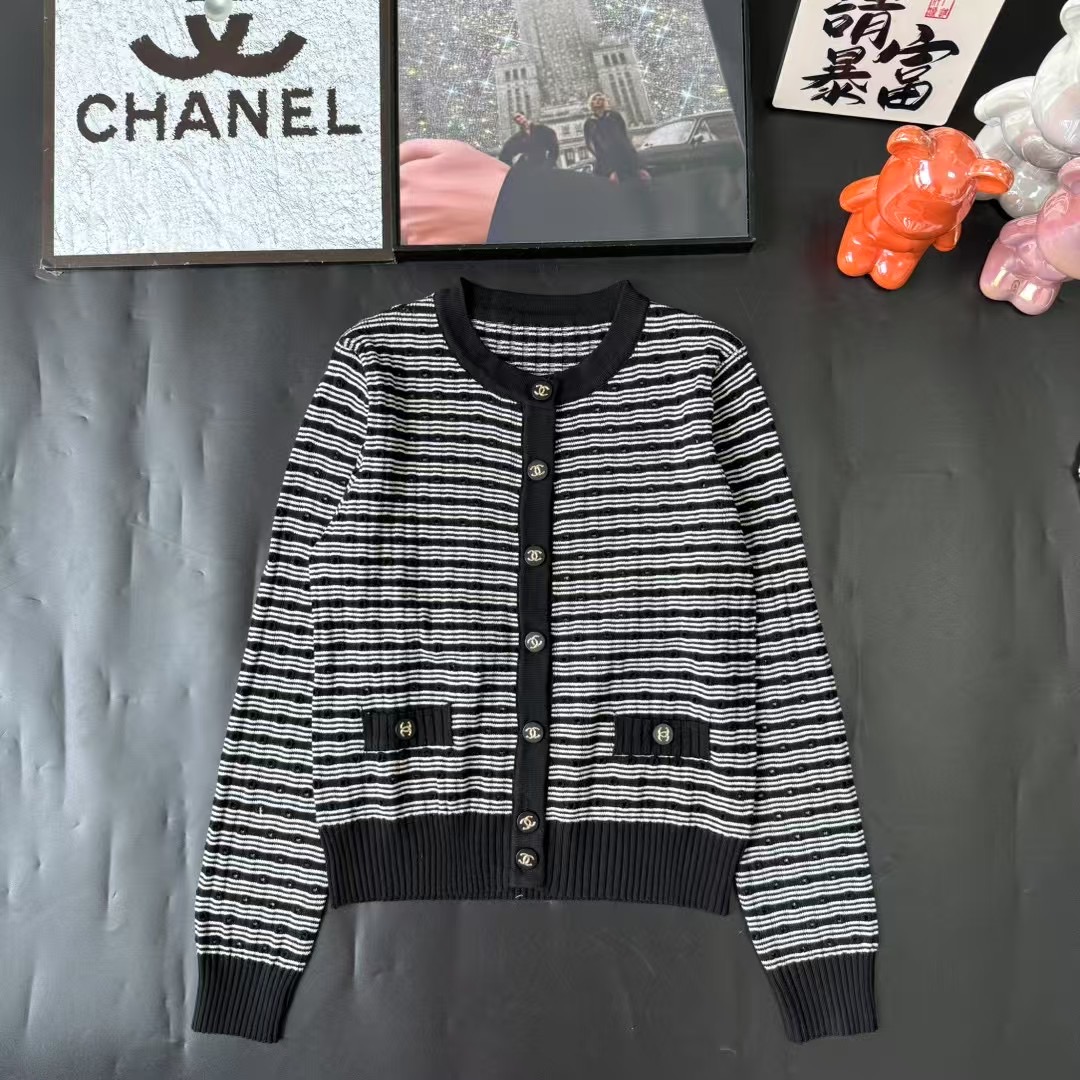 CHANEL高仿條紋針織開襟外套 女士雙口袋金扣短版設計|超A仿原單精品圖片 9 CHANEL高仿條紋針織開襟外套 女士雙口袋金扣短版設計|歐美奢侈品精品推薦