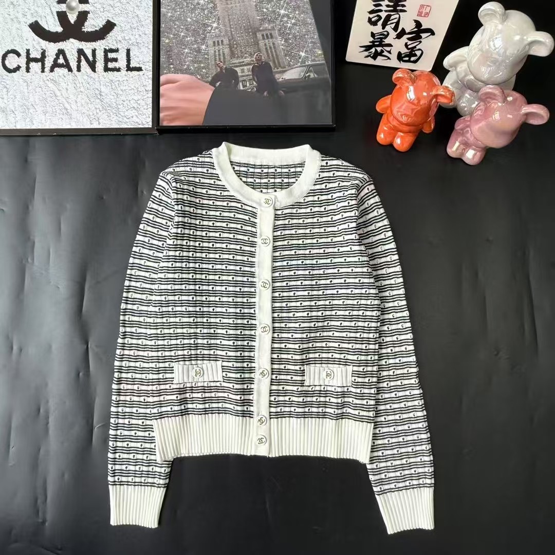 CHANEL高仿條紋針織開襟外套 女士雙口袋金扣短版設計|超A仿原單精品圖片 8 CHANEL高仿條紋針織開襟外套 女士雙口袋金扣短版設計|歐美奢侈品精品推薦