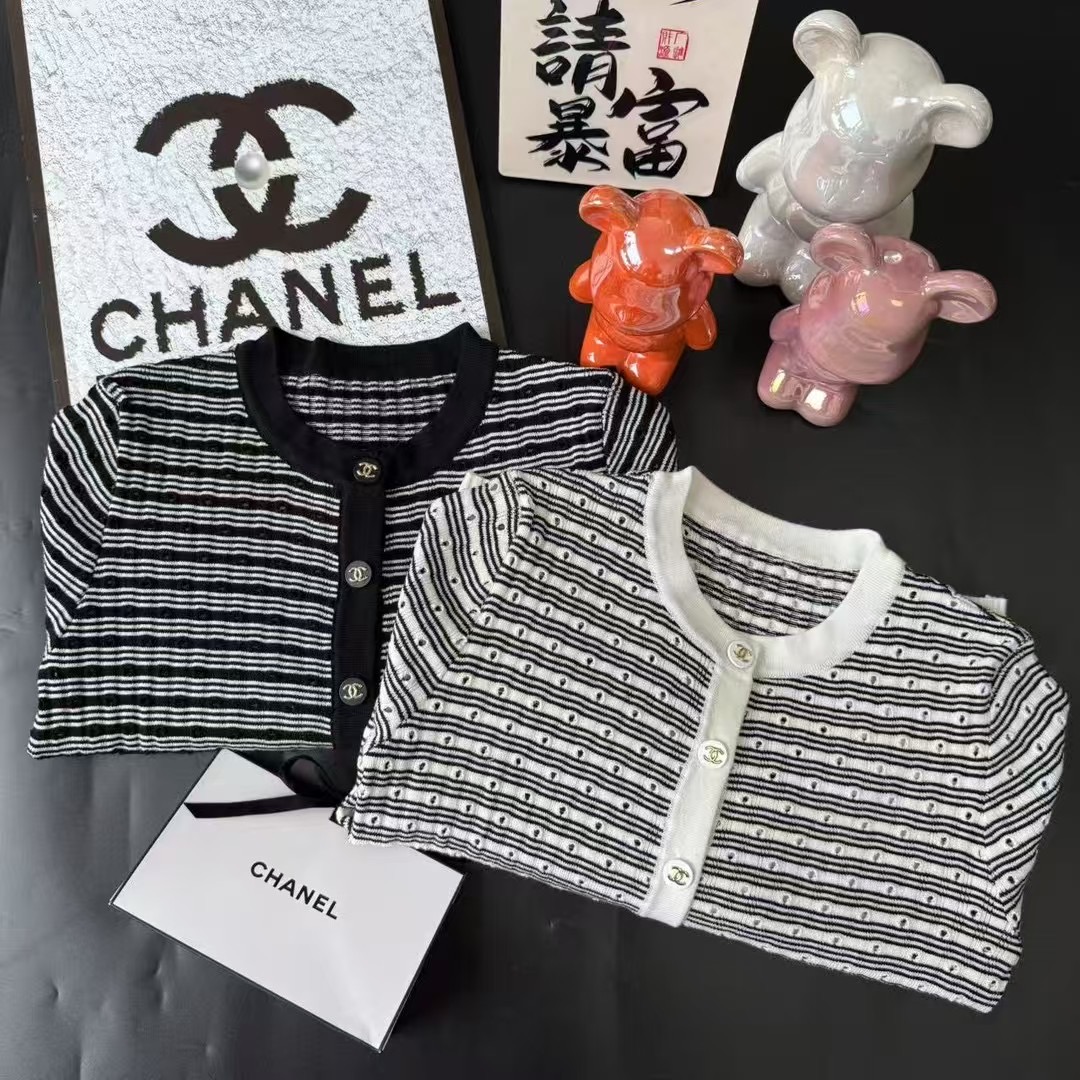 CHANEL高仿條紋針織開襟外套 女士雙口袋金扣短版設計|超A仿原單精品圖片 7 CHANEL高仿條紋針織開襟外套 女士雙口袋金扣短版設計|歐美奢侈品精品推薦