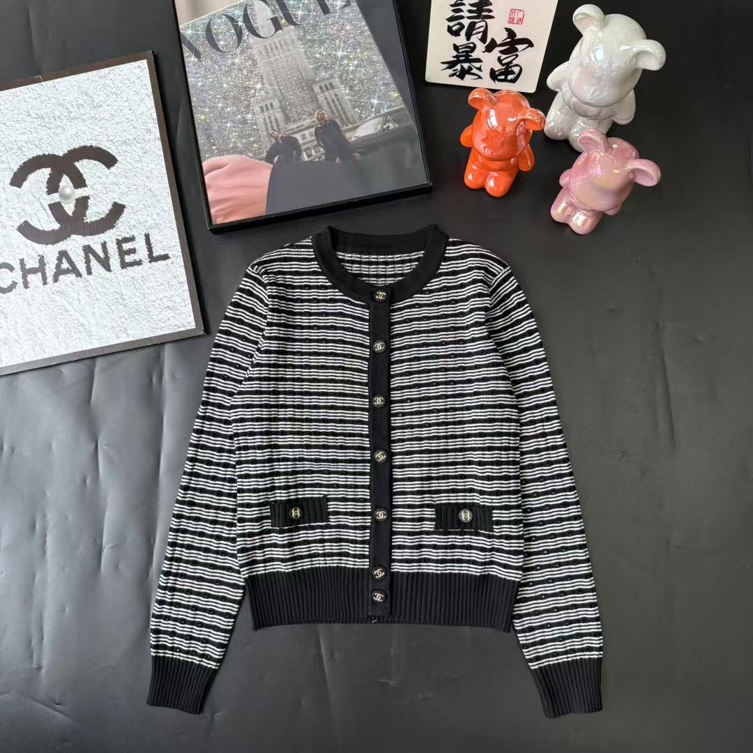 CHANEL高仿條紋針織開襟外套 女士雙口袋金扣短版設計|超A仿原單精品圖片 6 CHANEL高仿條紋針織開襟外套 女士雙口袋金扣短版設計|歐美奢侈品精品推薦