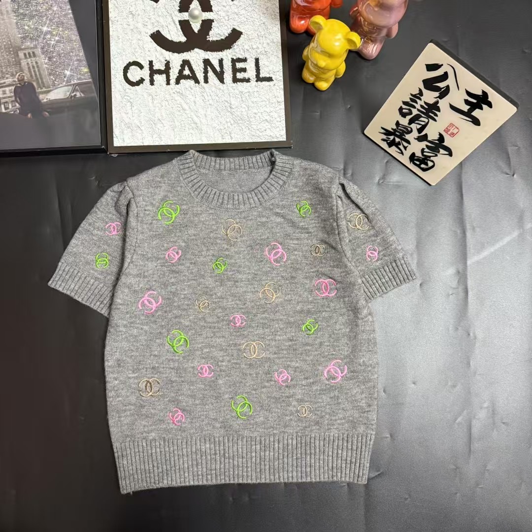 CHANEL高仿短袖針織上衣 女士彩色Logo提花設計 三色可選|超A仿原單精品圖片 11 CHANEL高仿短袖針織上衣 女士彩色Logo提花設計 三色可選|歐美奢侈品精品推薦