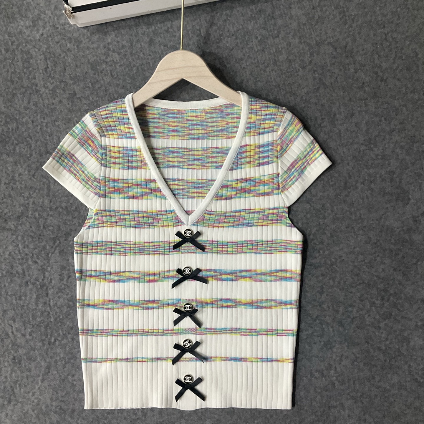 CHANEL一比一仿製針織短袖上衣 女士彩條V領蝴蝶結設計|超A仿原單精品圖片 11 CHANEL一比一仿製針織短袖上衣 女士彩條V領蝴蝶結設計|歐美奢侈品精品推薦