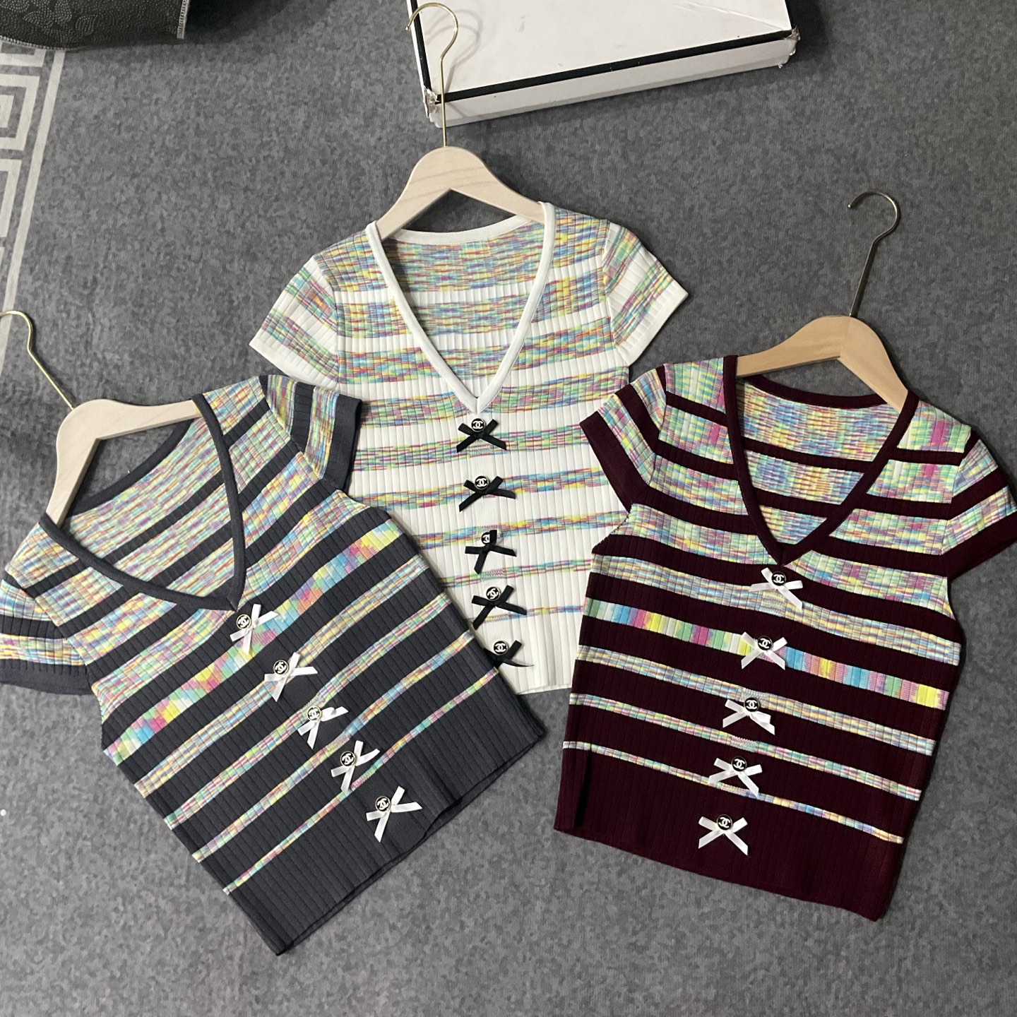 CHANEL一比一仿製針織短袖上衣 女士彩條V領蝴蝶結設計|超A仿原單精品圖片 8 CHANEL一比一仿製針織短袖上衣 女士彩條V領蝴蝶結設計|歐美奢侈品精品推薦