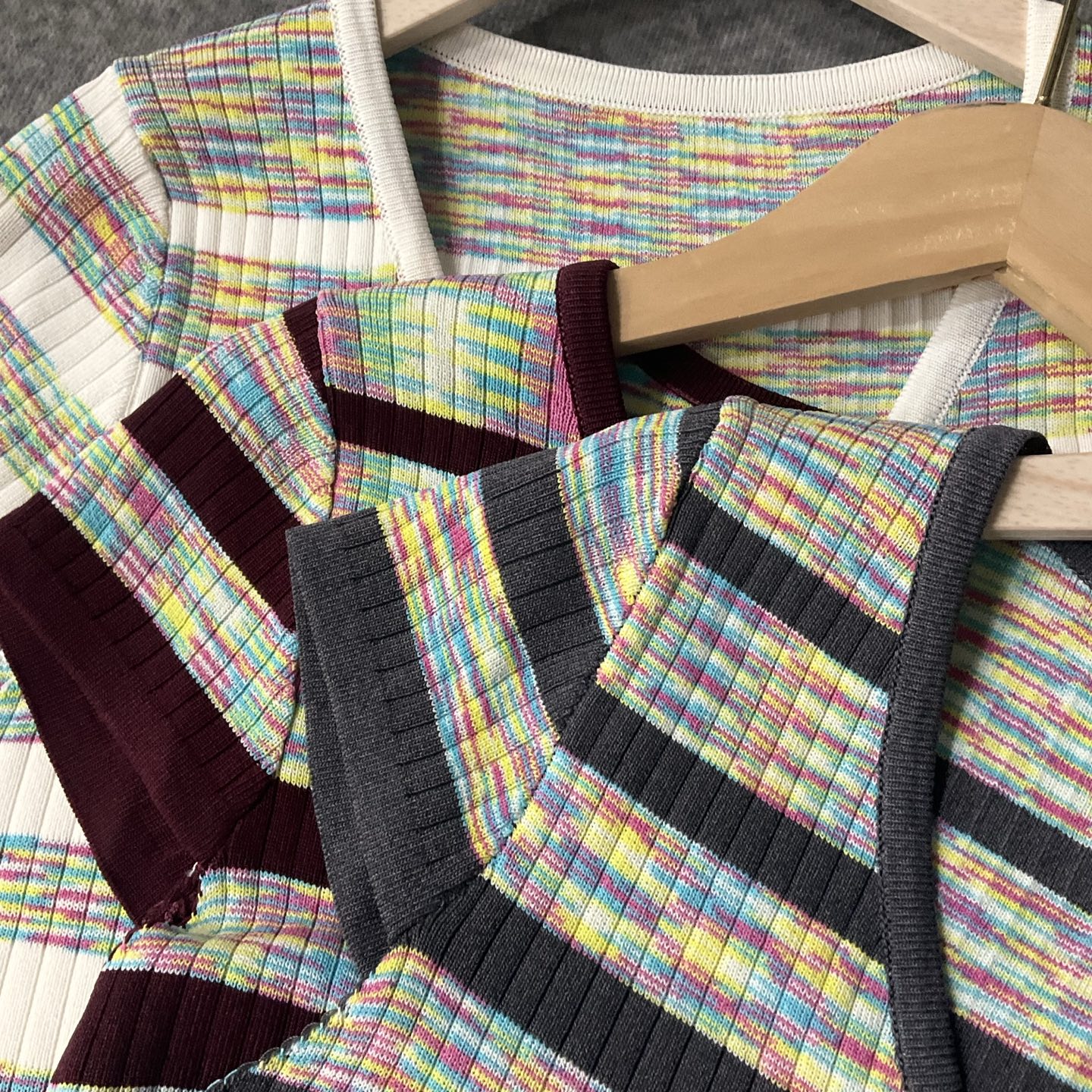 CHANEL一比一仿製針織短袖上衣 女士彩條V領蝴蝶結設計|超A仿原單精品圖片 7 CHANEL一比一仿製針織短袖上衣 女士彩條V領蝴蝶結設計|歐美奢侈品精品推薦