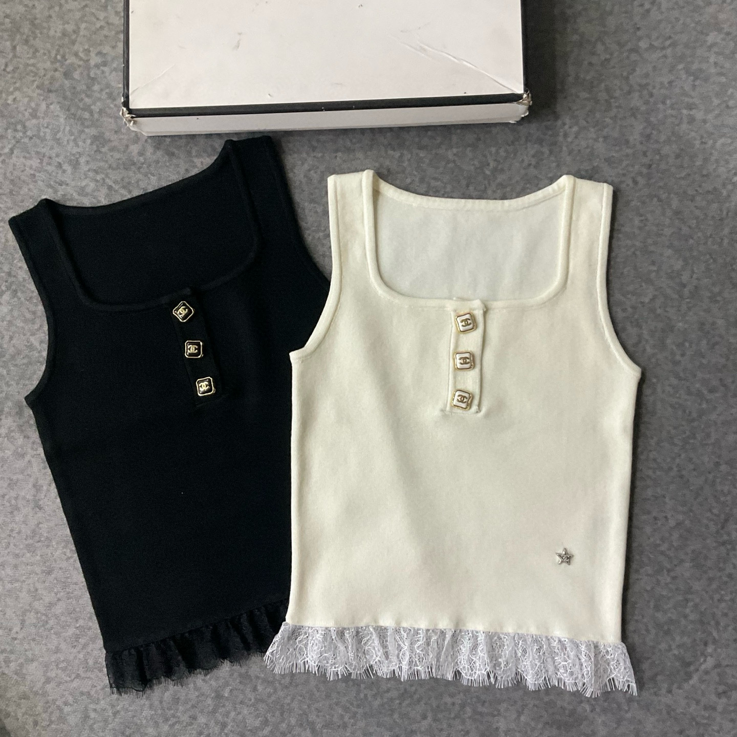 CHANEL高仿方領針織上衣 女士修身氣質款 黑白兩色|超A仿原單精品圖片 6 CHANEL高仿方領針織上衣 女士修身氣質款 黑白兩色|歐美奢侈品精品推薦