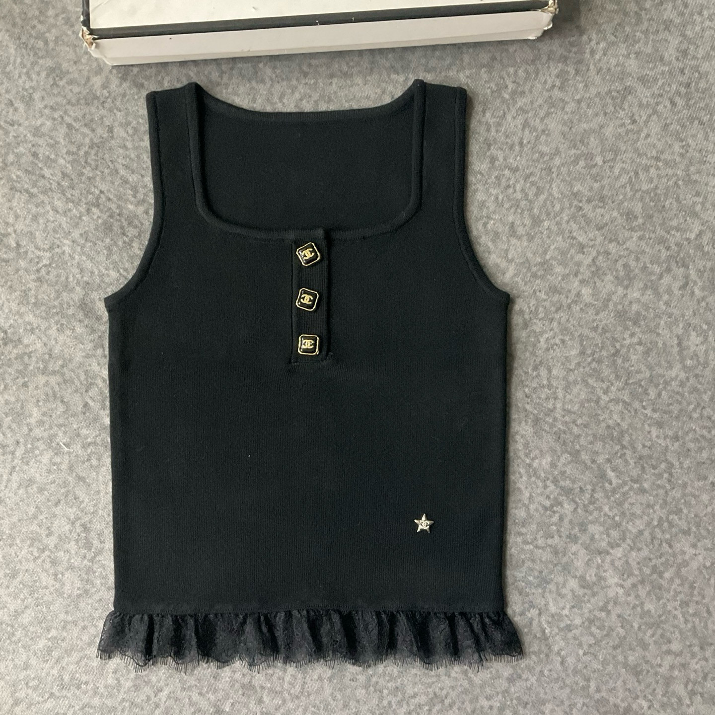 CHANEL高仿方領針織上衣 女士修身氣質款 黑白兩色|超A仿原單精品圖片 11 CHANEL高仿方領針織上衣 女士修身氣質款 黑白兩色|歐美奢侈品精品推薦