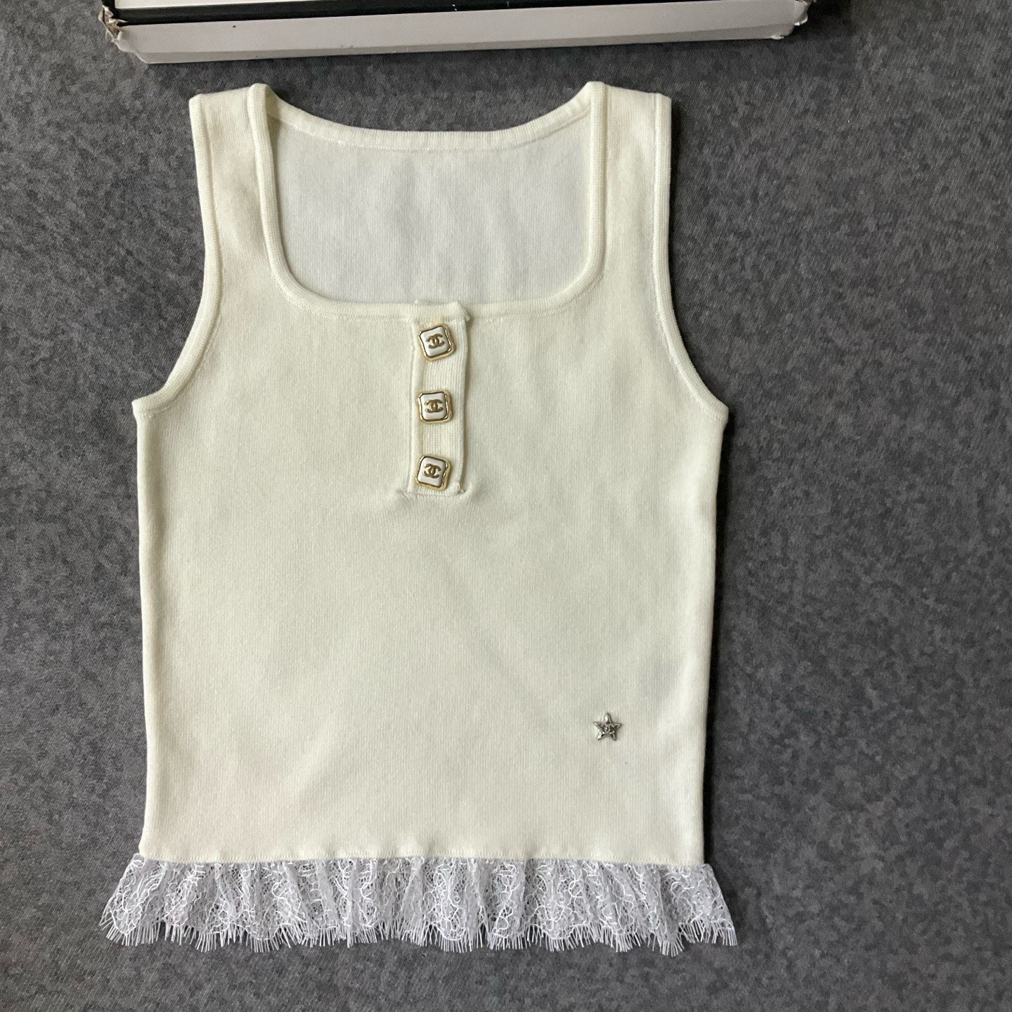 CHANEL高仿方領針織上衣 女士修身氣質款 黑白兩色|超A仿原單精品圖片 10 CHANEL高仿方領針織上衣 女士修身氣質款 黑白兩色|歐美奢侈品精品推薦