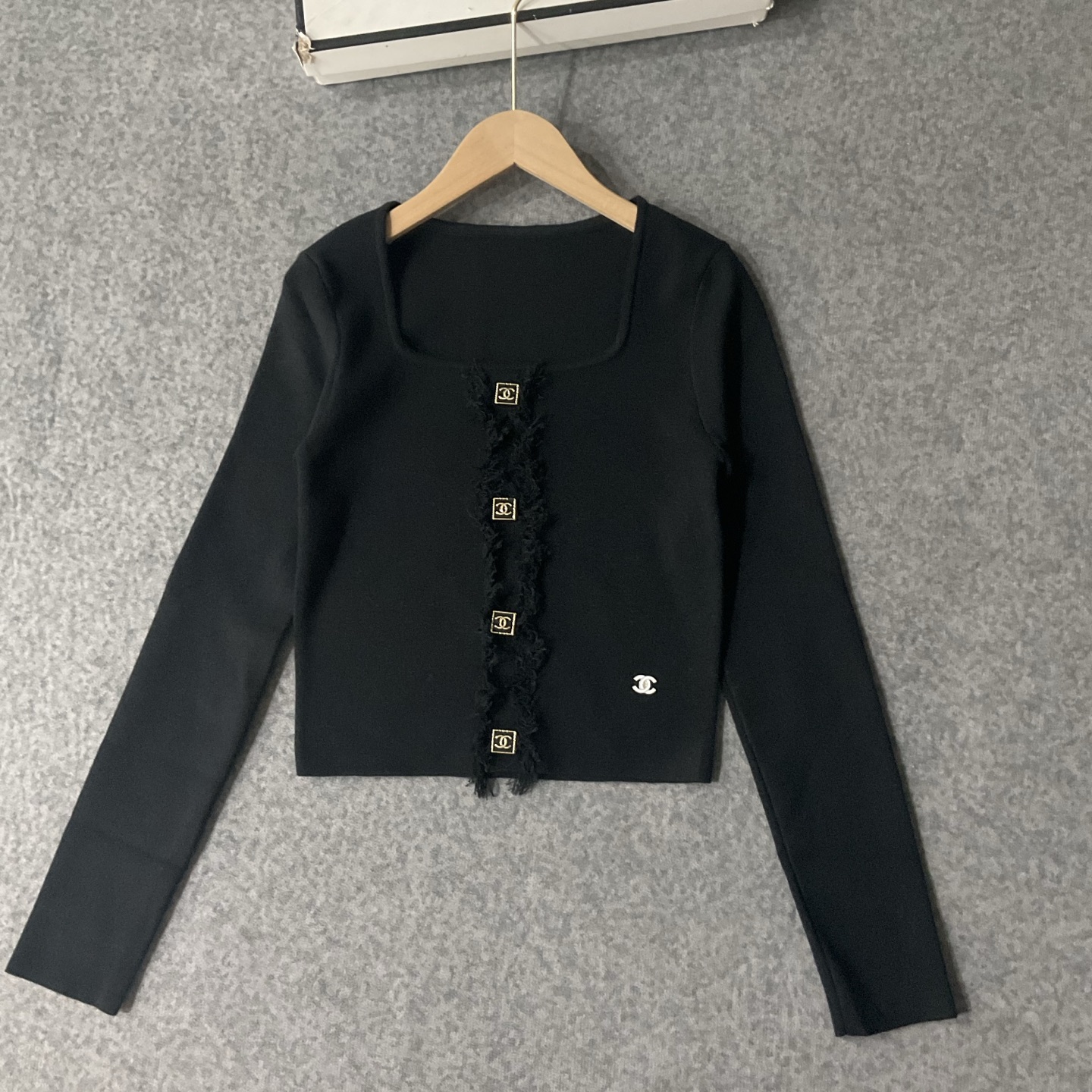 CHANEL高仿方領針織上衣 女士修身氣質款 黑白兩色|超A仿原單精品圖片 9 CHANEL高仿方領針織上衣 女士修身氣質款 黑白兩色|歐美奢侈品精品推薦