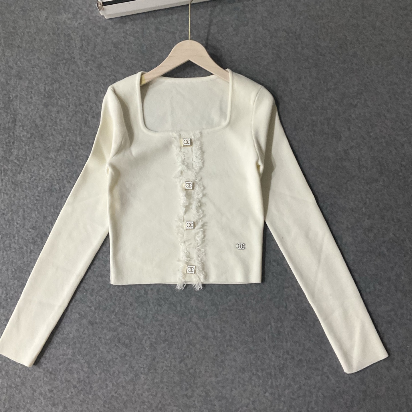 CHANEL高仿方領針織上衣 女士修身氣質款 黑白兩色|超A仿原單精品圖片 8 CHANEL高仿方領針織上衣 女士修身氣質款 黑白兩色|歐美奢侈品精品推薦