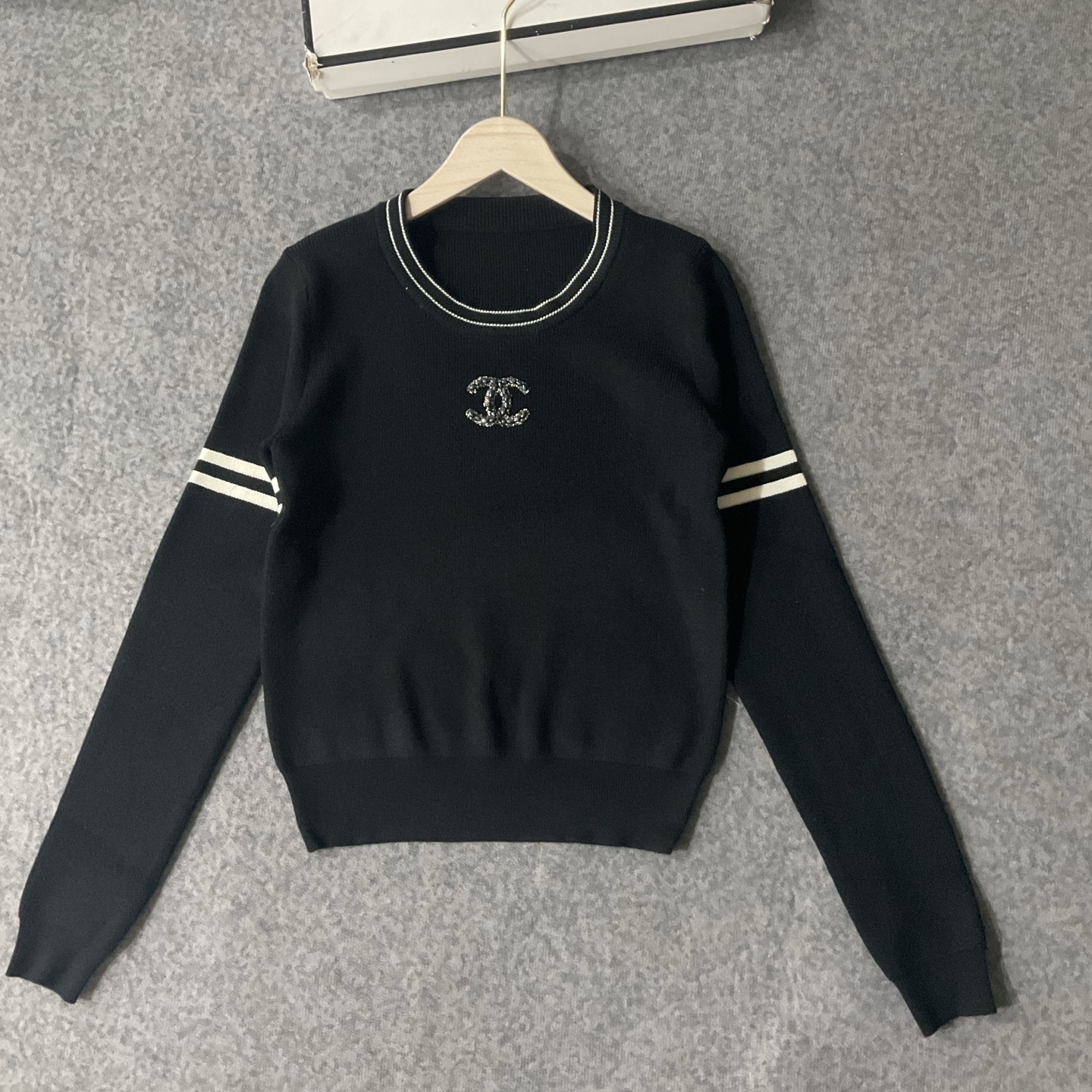 CHANEL原單高仿針織長袖上衣 女士經典雙C標誌 黑白兩色|超A仿原單精品圖片 6 CHANEL原單高仿針織長袖上衣 女士經典雙C標誌 黑白兩色|歐美奢侈品精品推薦