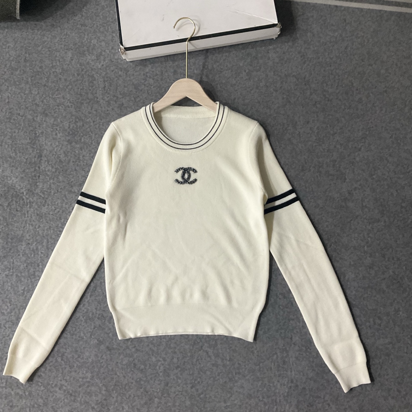 CHANEL原單高仿針織長袖上衣 女士經典雙C標誌 黑白兩色|超A仿原單精品圖片 11 CHANEL原單高仿針織長袖上衣 女士經典雙C標誌 黑白兩色|歐美奢侈品精品推薦