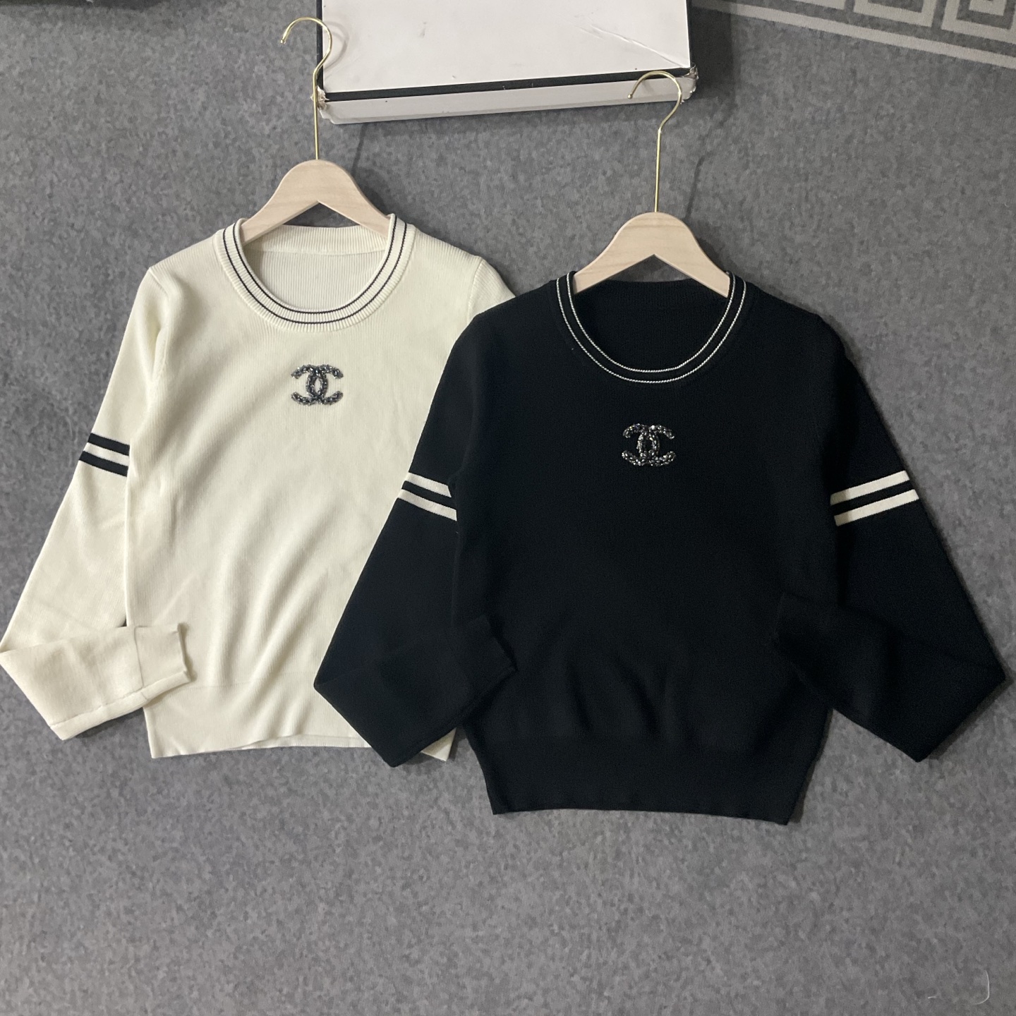 CHANEL原單高仿針織長袖上衣 女士經典雙C標誌 黑白兩色|超A仿原單精品圖片 2 CHANEL原單高仿針織長袖上衣 女士經典雙C標誌 黑白兩色|歐美奢侈品精品推薦
