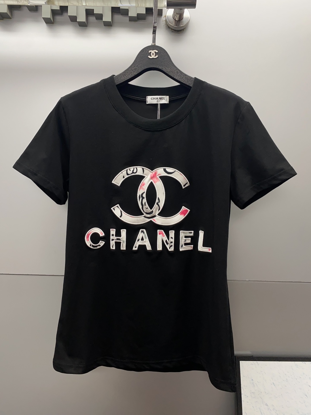CHANEL高仿短袖T恤 女士經典雙C印花設計 黑色款|超A仿原單精品圖片 3 CHANEL高仿短袖T恤 女士經典雙C印花設計 黑色款|歐美奢侈品精品推薦