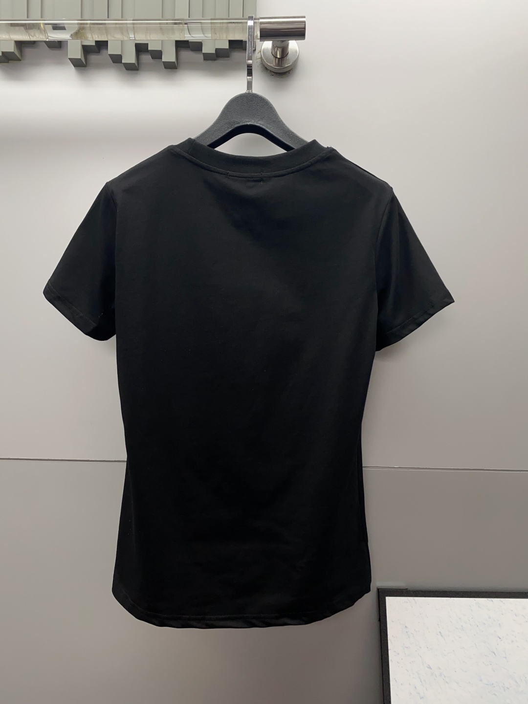 CHANEL高仿短袖T恤 女士經典雙C印花設計 黑色款|超A仿原單精品圖片 12 CHANEL高仿短袖T恤 女士經典雙C印花設計 黑色款|歐美奢侈品精品推薦