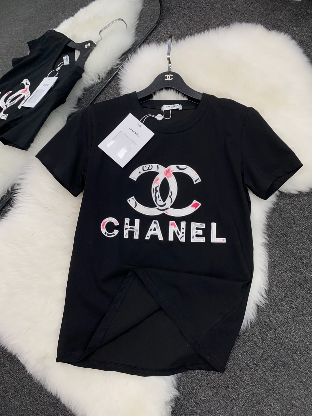 CHANEL高仿短袖T恤 女士經典雙C印花設計 黑色款|超A仿原單精品圖片 11 CHANEL高仿短袖T恤 女士經典雙C印花設計 黑色款|歐美奢侈品精品推薦