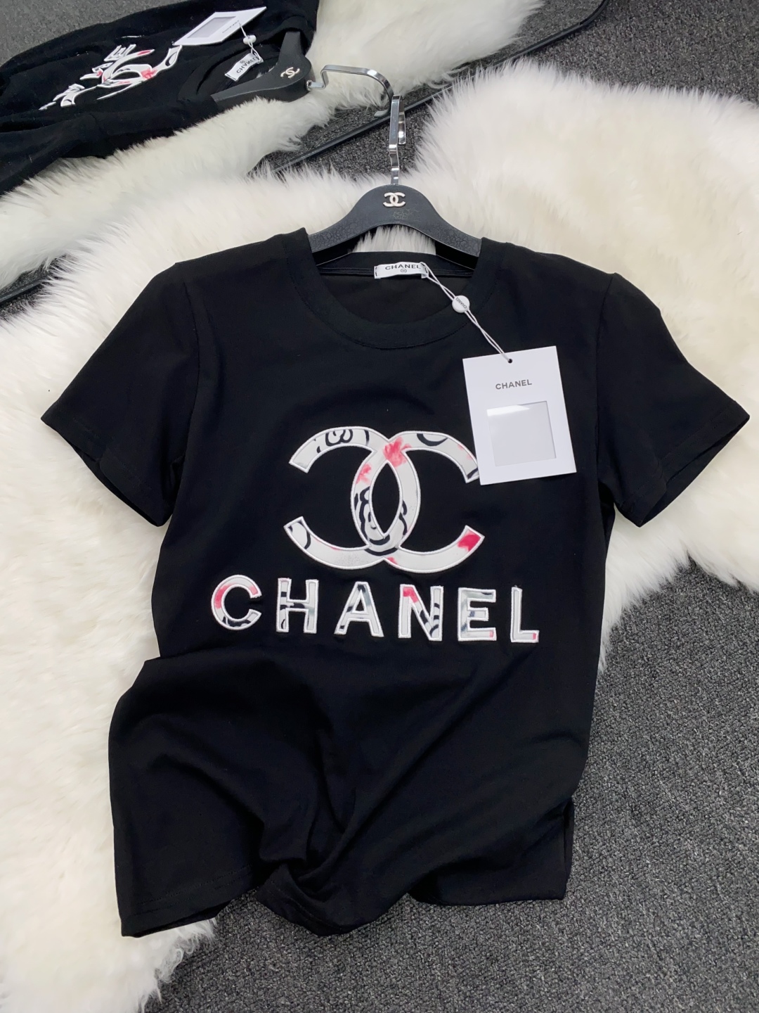 CHANEL高仿短袖T恤 女士經典雙C印花設計 黑色款|超A仿原單精品圖片 10 CHANEL高仿短袖T恤 女士經典雙C印花設計 黑色款|歐美奢侈品精品推薦