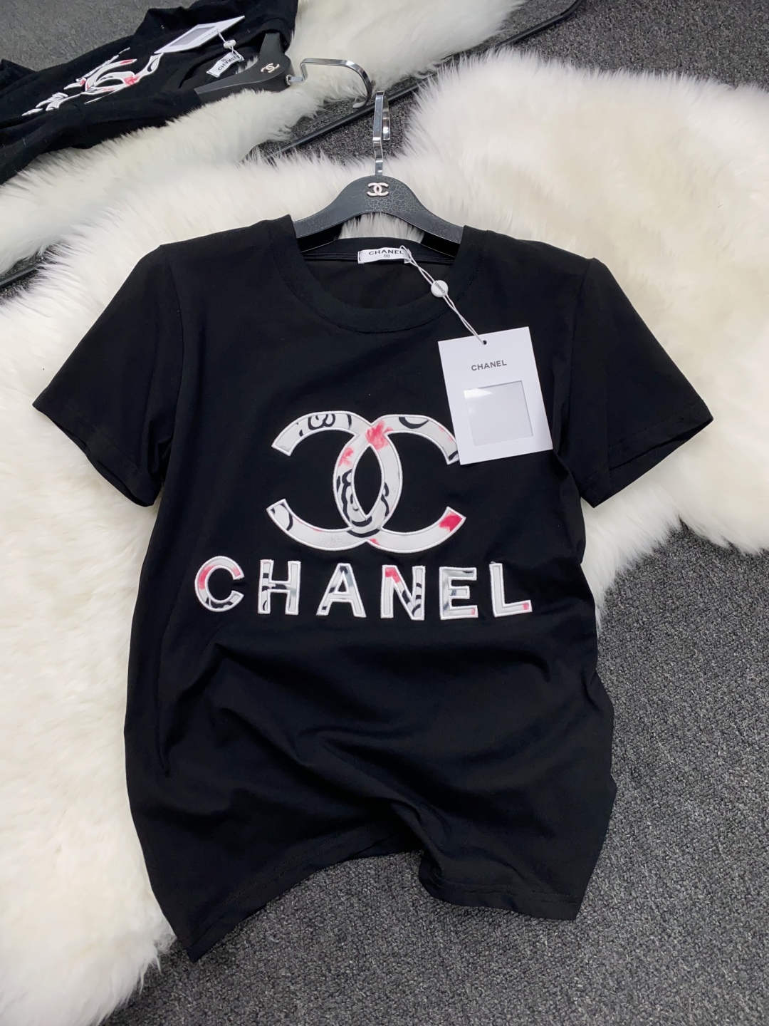 CHANEL高仿短袖T恤 女士經典雙C印花設計 黑色款|超A仿原單精品圖片 9 CHANEL高仿短袖T恤 女士經典雙C印花設計 黑色款|歐美奢侈品精品推薦