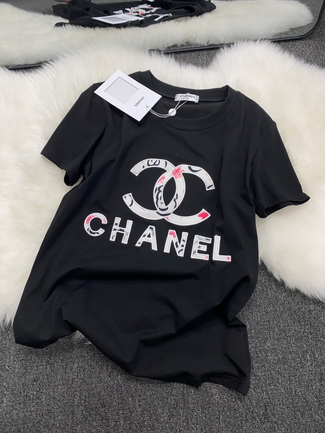 CHANEL高仿短袖T恤 女士經典雙C印花設計 黑色款|超A仿原單精品圖片 7 CHANEL高仿短袖T恤 女士經典雙C印花設計 黑色款|歐美奢侈品精品推薦