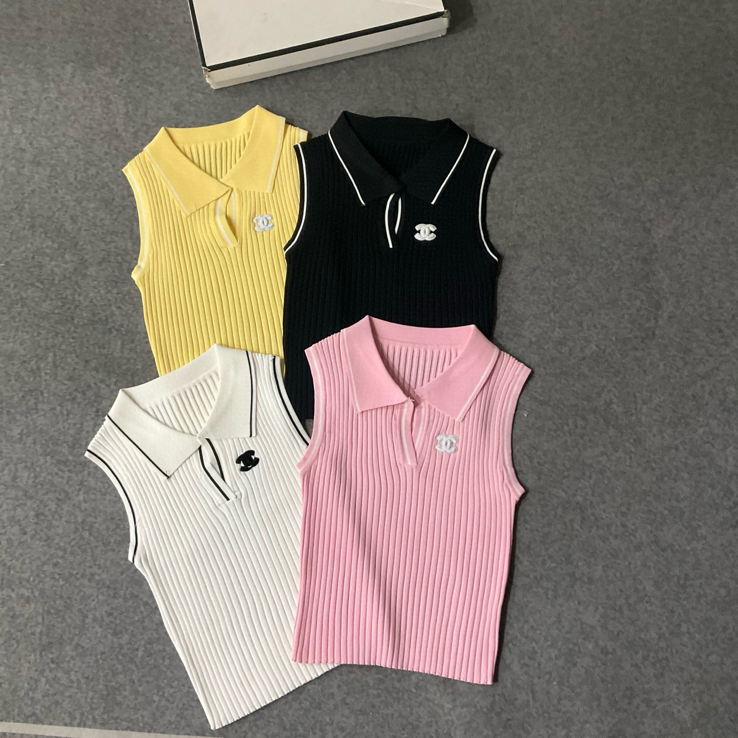 CHANEL高仿無袖針織背心 翻領設計修身百搭四色可選|超A仿原單精品圖片 3 CHANEL高仿無袖針織背心 翻領設計修身百搭四色可選|歐美奢侈品精品推薦