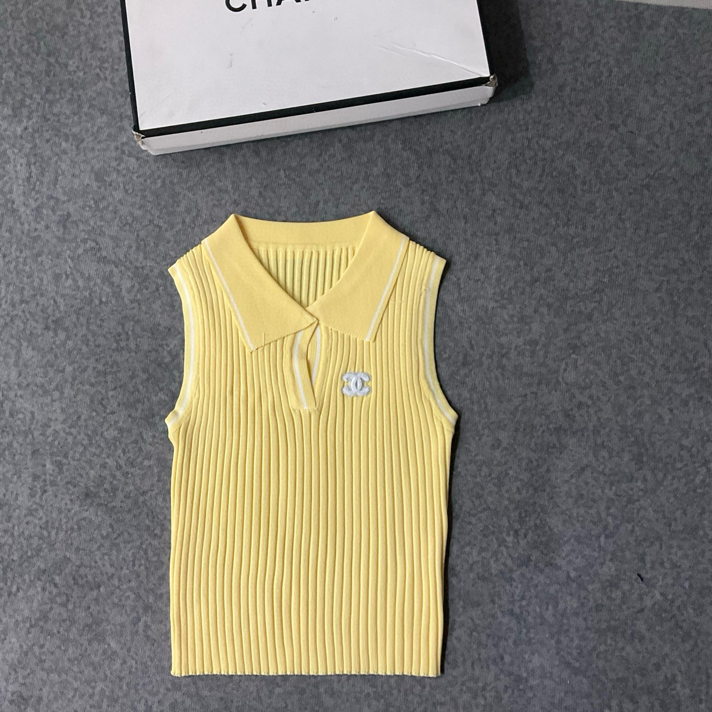 CHANEL高仿無袖針織背心 翻領設計修身百搭四色可選|超A仿原單精品圖片 10 CHANEL高仿無袖針織背心 翻領設計修身百搭四色可選|歐美奢侈品精品推薦