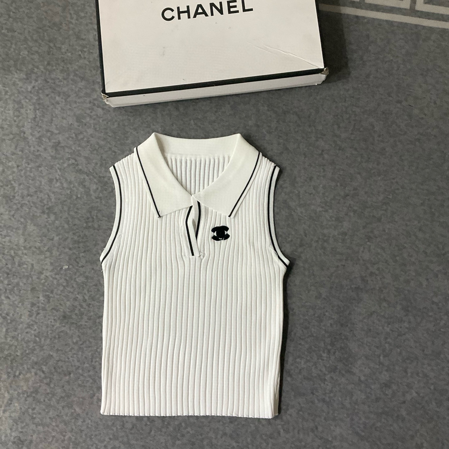 CHANEL高仿無袖針織背心 翻領設計修身百搭四色可選|超A仿原單精品圖片 9 CHANEL高仿無袖針織背心 翻領設計修身百搭四色可選|歐美奢侈品精品推薦