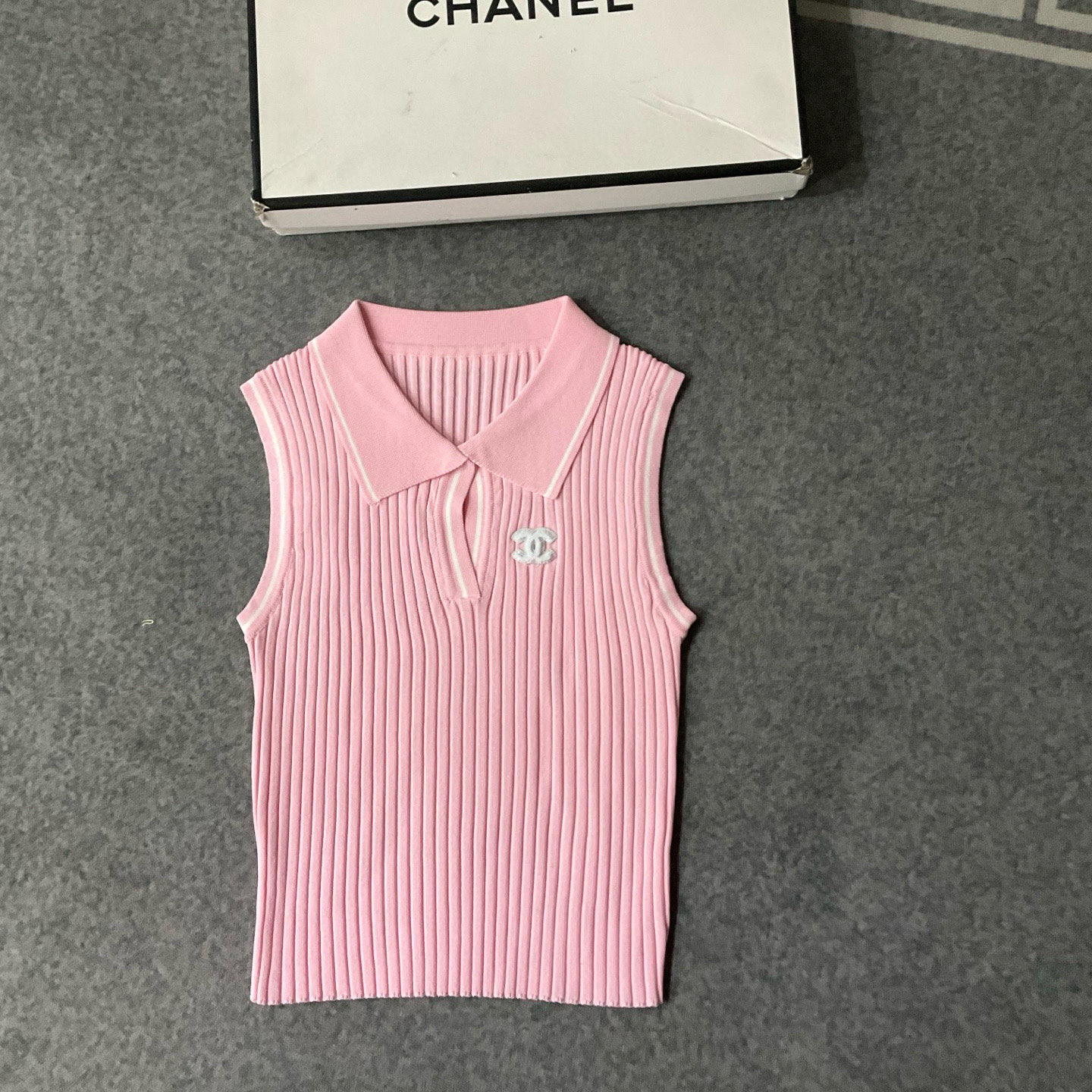 CHANEL高仿無袖針織背心 翻領設計修身百搭四色可選|超A仿原單精品圖片 8 CHANEL高仿無袖針織背心 翻領設計修身百搭四色可選|歐美奢侈品精品推薦