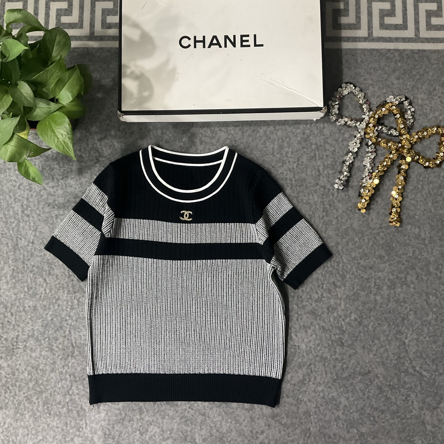 CHANEL高仿針織短袖上衣 簡約撞色條紋設計 女士時尚款|超A仿原單精品圖片 10 CHANEL高仿針織短袖上衣 簡約撞色條紋設計 女士時尚款|歐美奢侈品精品推薦