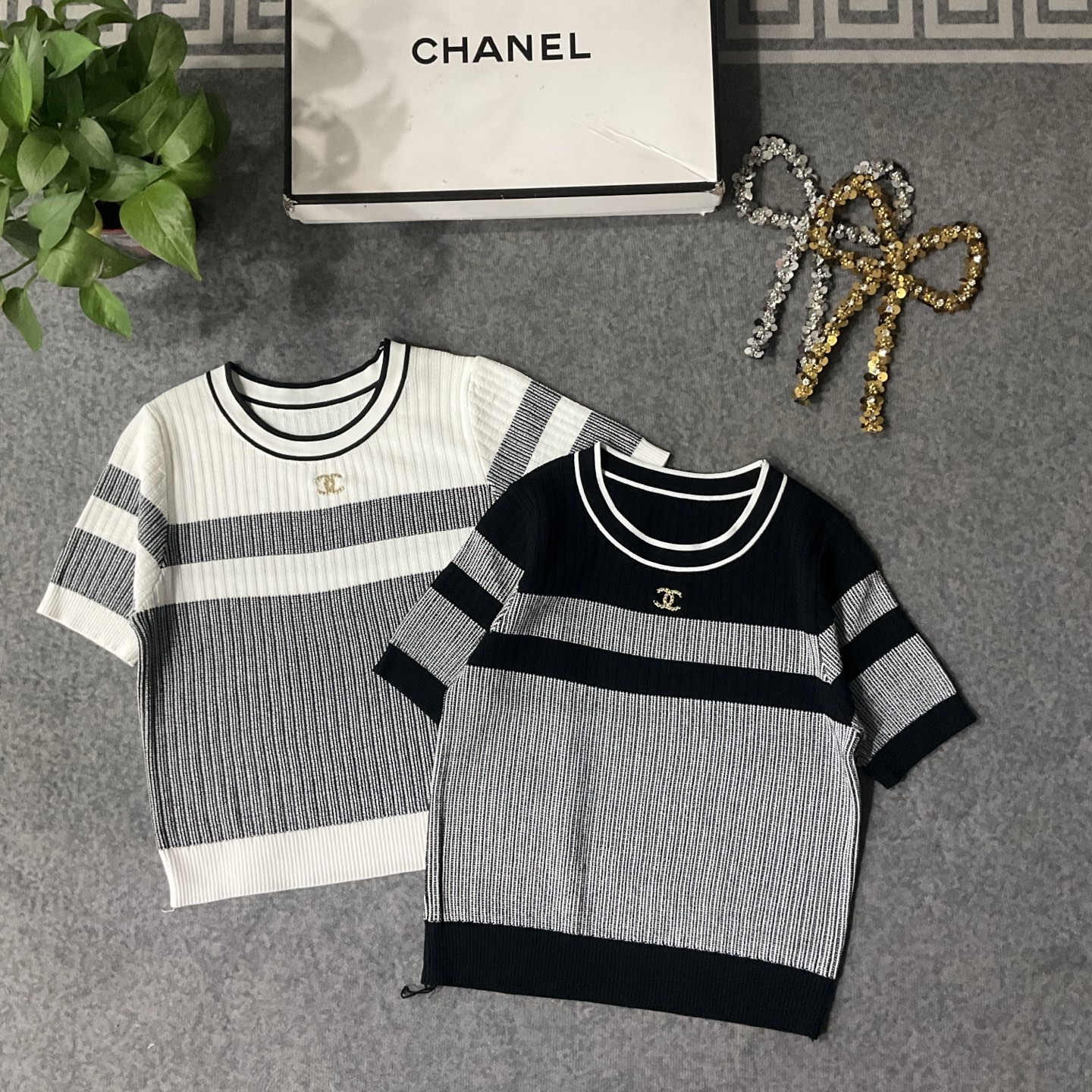 CHANEL高仿針織短袖上衣 簡約撞色條紋設計 女士時尚款|超A仿原單精品圖片 3 CHANEL高仿針織短袖上衣 簡約撞色條紋設計 女士時尚款|歐美奢侈品精品推薦