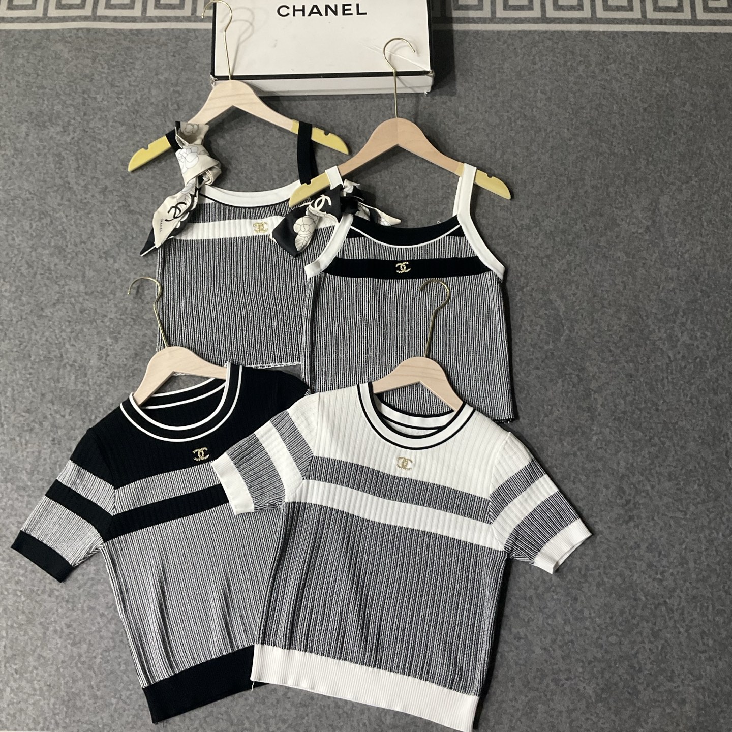 CHANEL高仿針織短袖上衣 簡約撞色條紋設計 女士時尚款|超A仿原單精品圖片 7 CHANEL高仿針織短袖上衣 簡約撞色條紋設計 女士時尚款|歐美奢侈品精品推薦