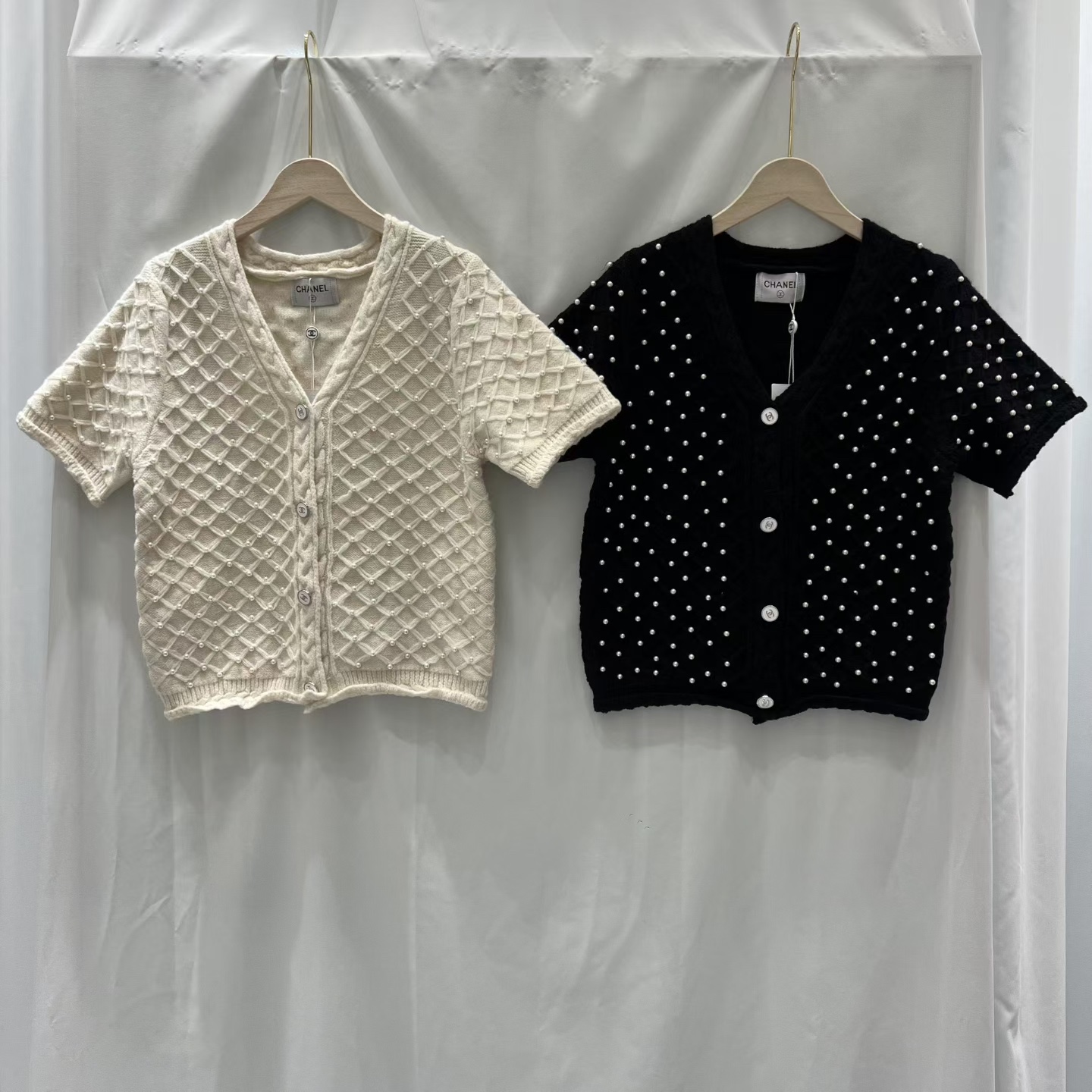 CHANEL高仿針織短袖開衫 鑽扣珍珠織紋雙色設計|超A仿原單精品圖片 2 CHANEL高仿針織短袖開衫 鑽扣珍珠織紋雙色設計|歐美奢侈品精品推薦
