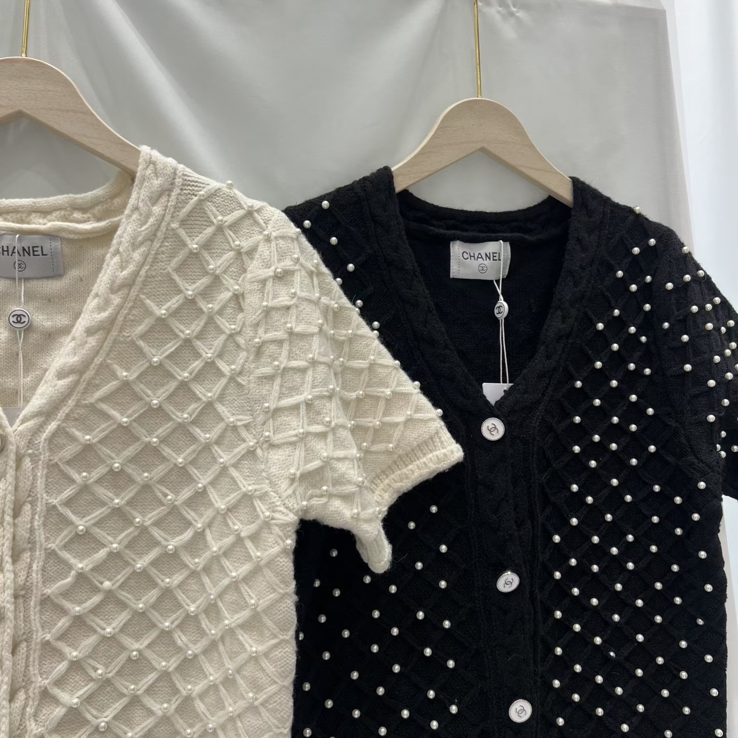 CHANEL高仿針織短袖開衫 鑽扣珍珠織紋雙色設計｜歐美奢侈品精品推薦