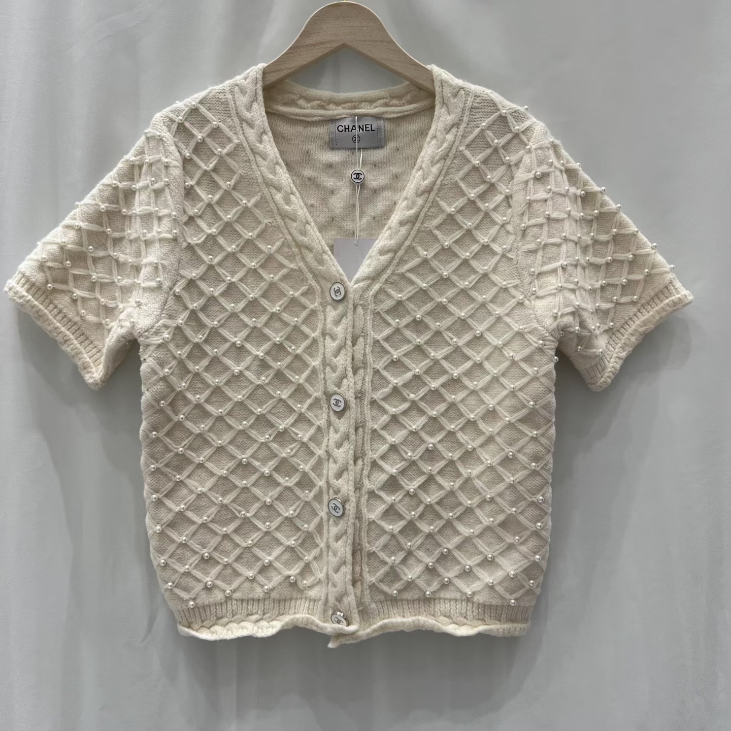 CHANEL高仿針織短袖開衫 鑽扣珍珠織紋雙色設計｜歐美奢侈品精品推薦