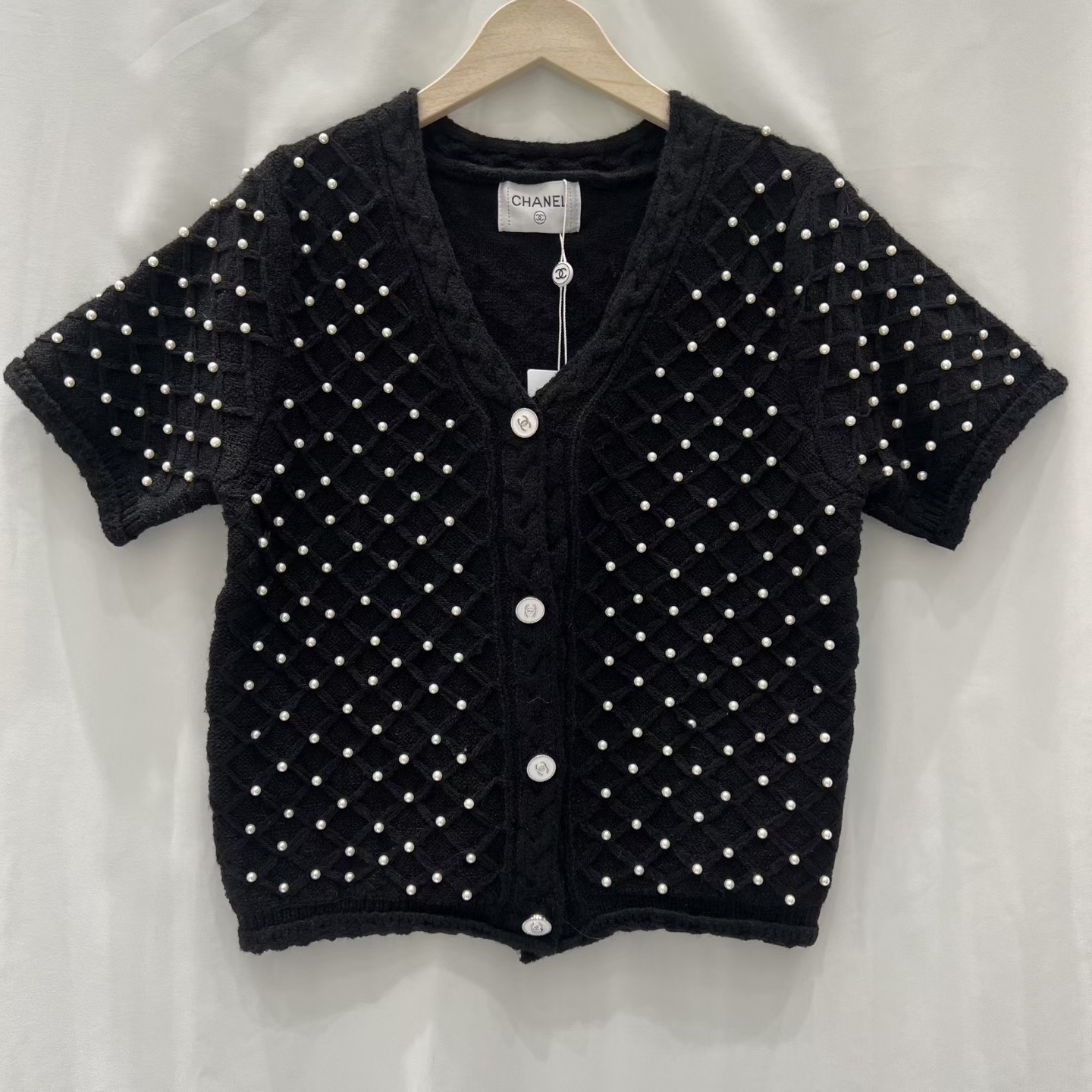 CHANEL高仿針織短袖開衫 鑽扣珍珠織紋雙色設計｜歐美奢侈品精品推薦
