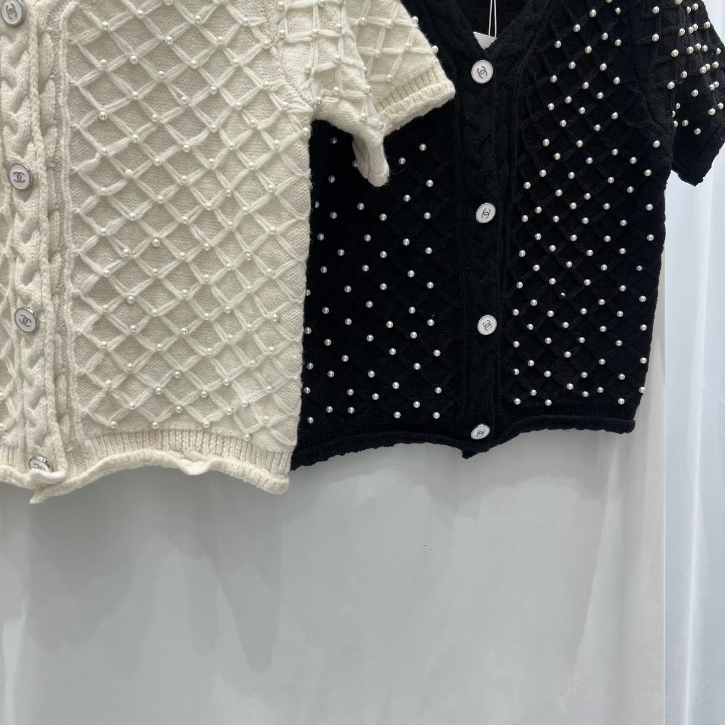 CHANEL高仿針織短袖開衫 鑽扣珍珠織紋雙色設計｜歐美奢侈品精品推薦