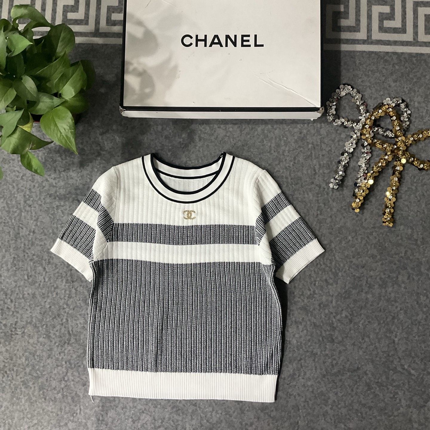 CHANEL高仿針織短袖上衣 經典撞色條紋設計|超A仿原單精品圖片 9 CHANEL高仿針織短袖上衣 經典撞色條紋設計|歐美奢侈品精品推薦