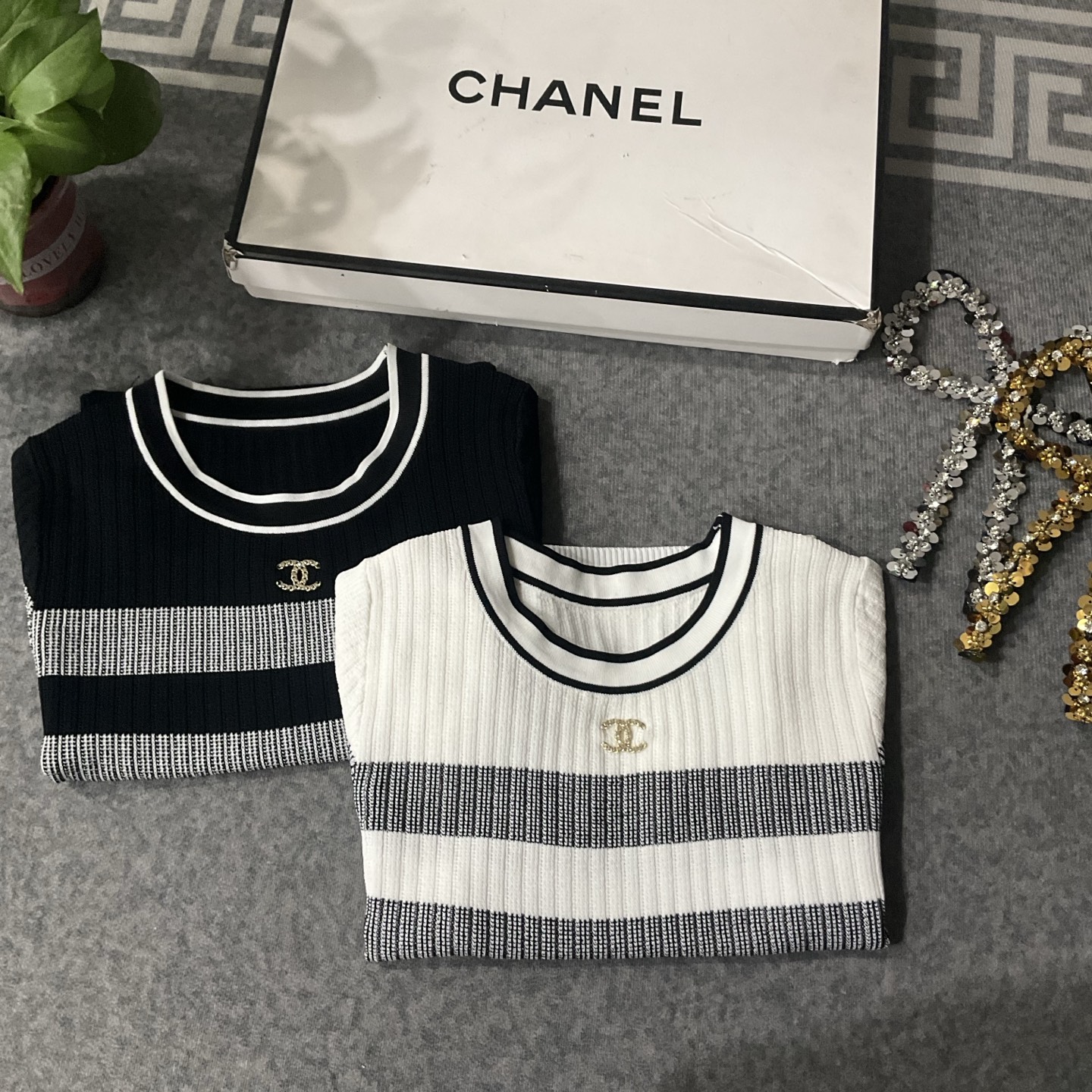 CHANEL高仿針織短袖上衣 經典撞色條紋設計|超A仿原單精品圖片 7 CHANEL高仿針織短袖上衣 經典撞色條紋設計|歐美奢侈品精品推薦