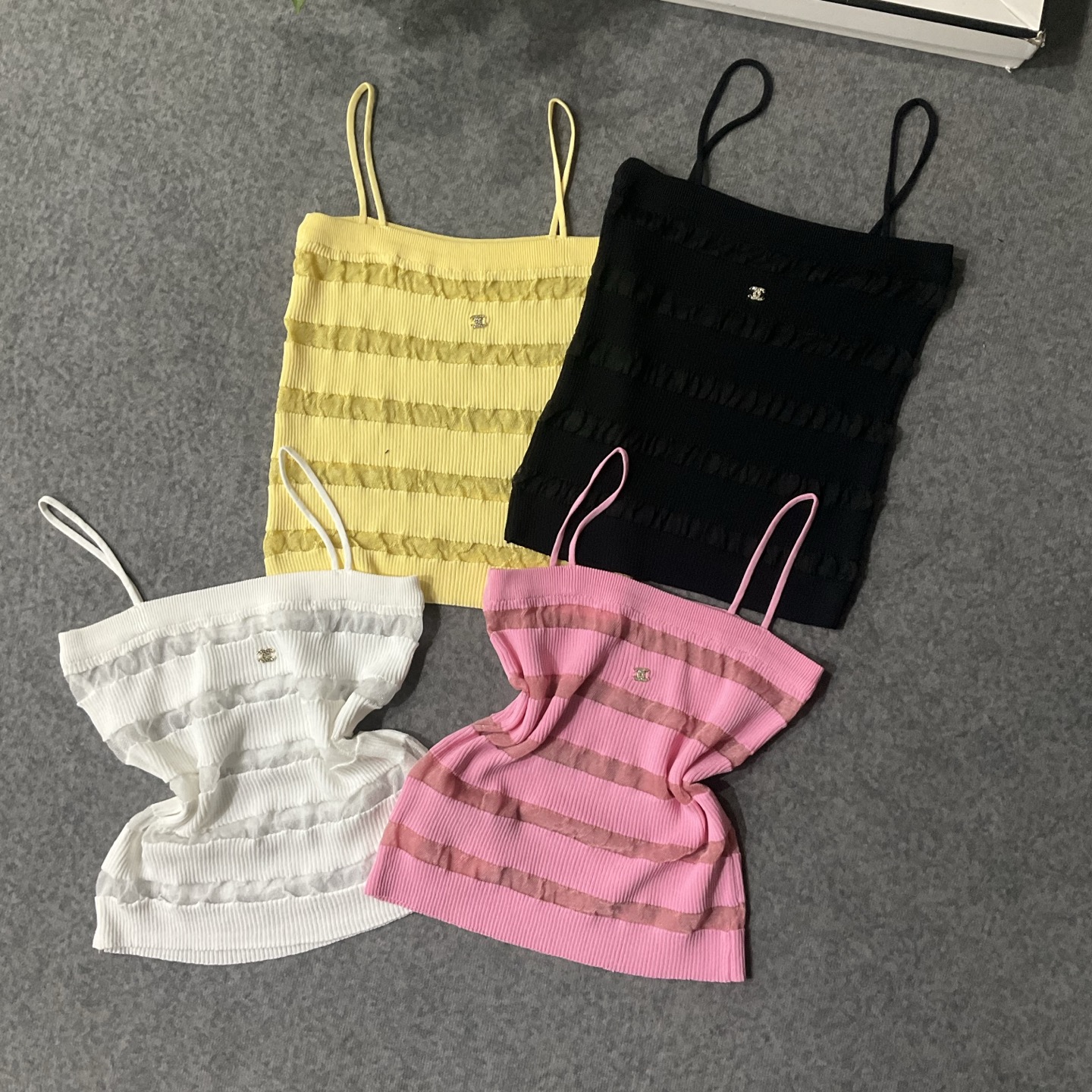 CHANEL精品仿製細肩帶針織背心 甜美條紋設計|超A仿原單精品圖片 2 CHANEL精品仿製細肩帶針織背心 甜美條紋設計|歐美奢侈品精品推薦