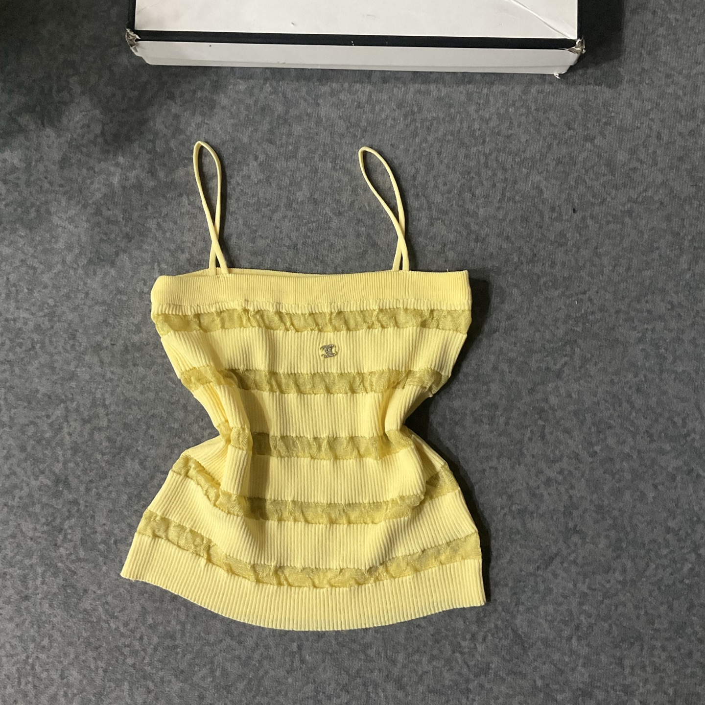 CHANEL精品仿製細肩帶針織背心 甜美條紋設計|超A仿原單精品圖片 10 CHANEL精品仿製細肩帶針織背心 甜美條紋設計|歐美奢侈品精品推薦