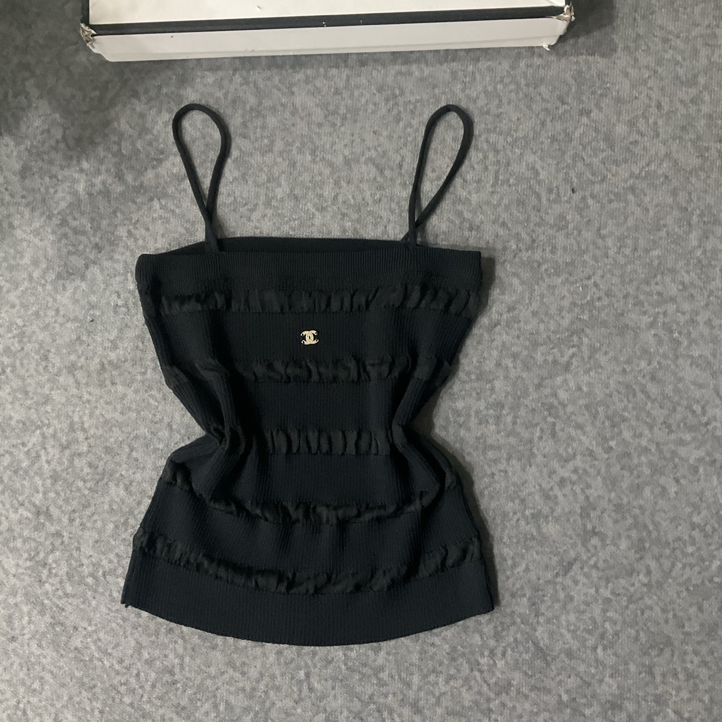 CHANEL精品仿製細肩帶針織背心 甜美條紋設計|超A仿原單精品圖片 9 CHANEL精品仿製細肩帶針織背心 甜美條紋設計|歐美奢侈品精品推薦