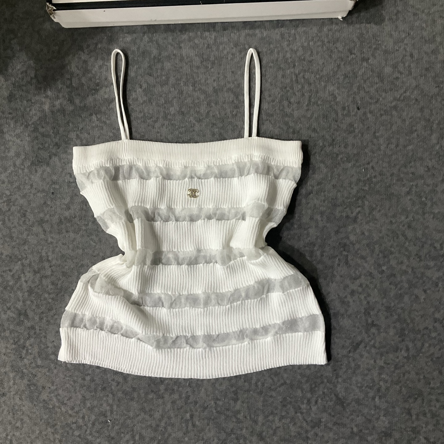 CHANEL精品仿製細肩帶針織背心 甜美條紋設計|超A仿原單精品圖片 8 CHANEL精品仿製細肩帶針織背心 甜美條紋設計|歐美奢侈品精品推薦