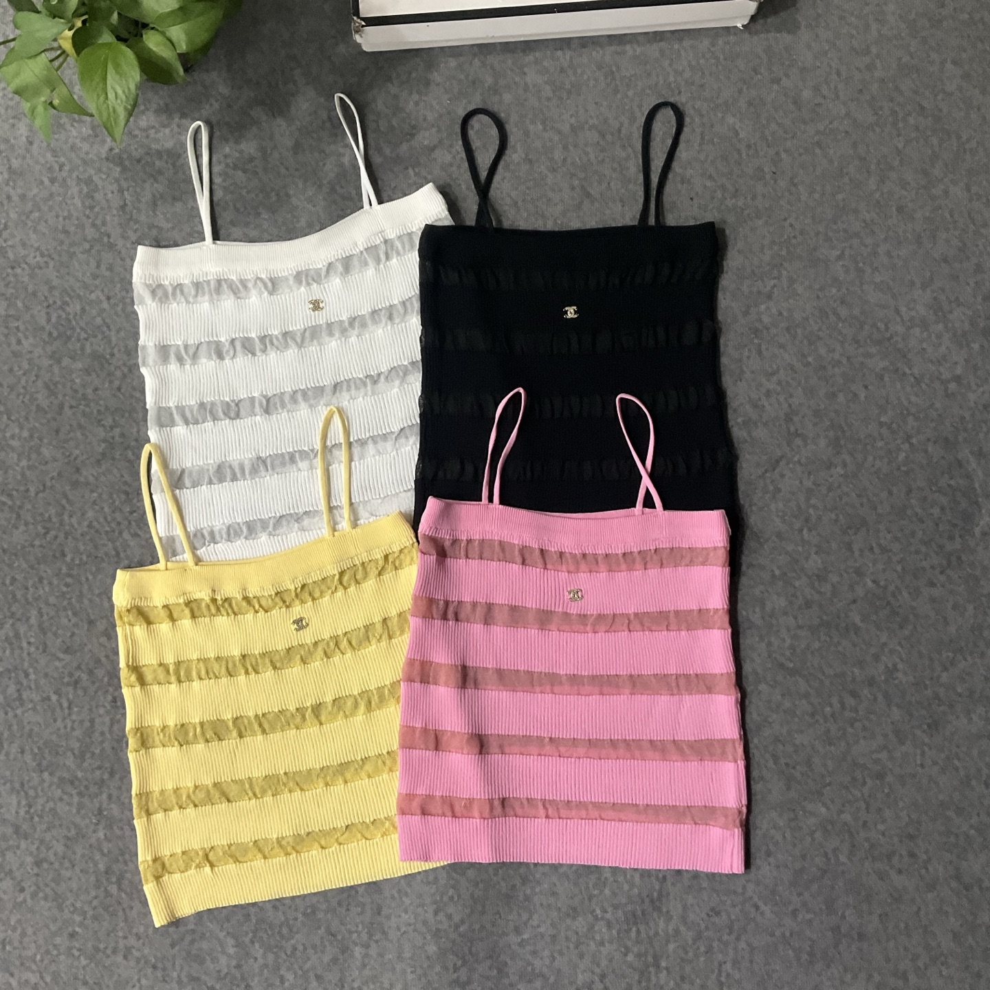 CHANEL精品仿製細肩帶針織背心 甜美條紋設計|超A仿原單精品圖片 7 CHANEL精品仿製細肩帶針織背心 甜美條紋設計|歐美奢侈品精品推薦