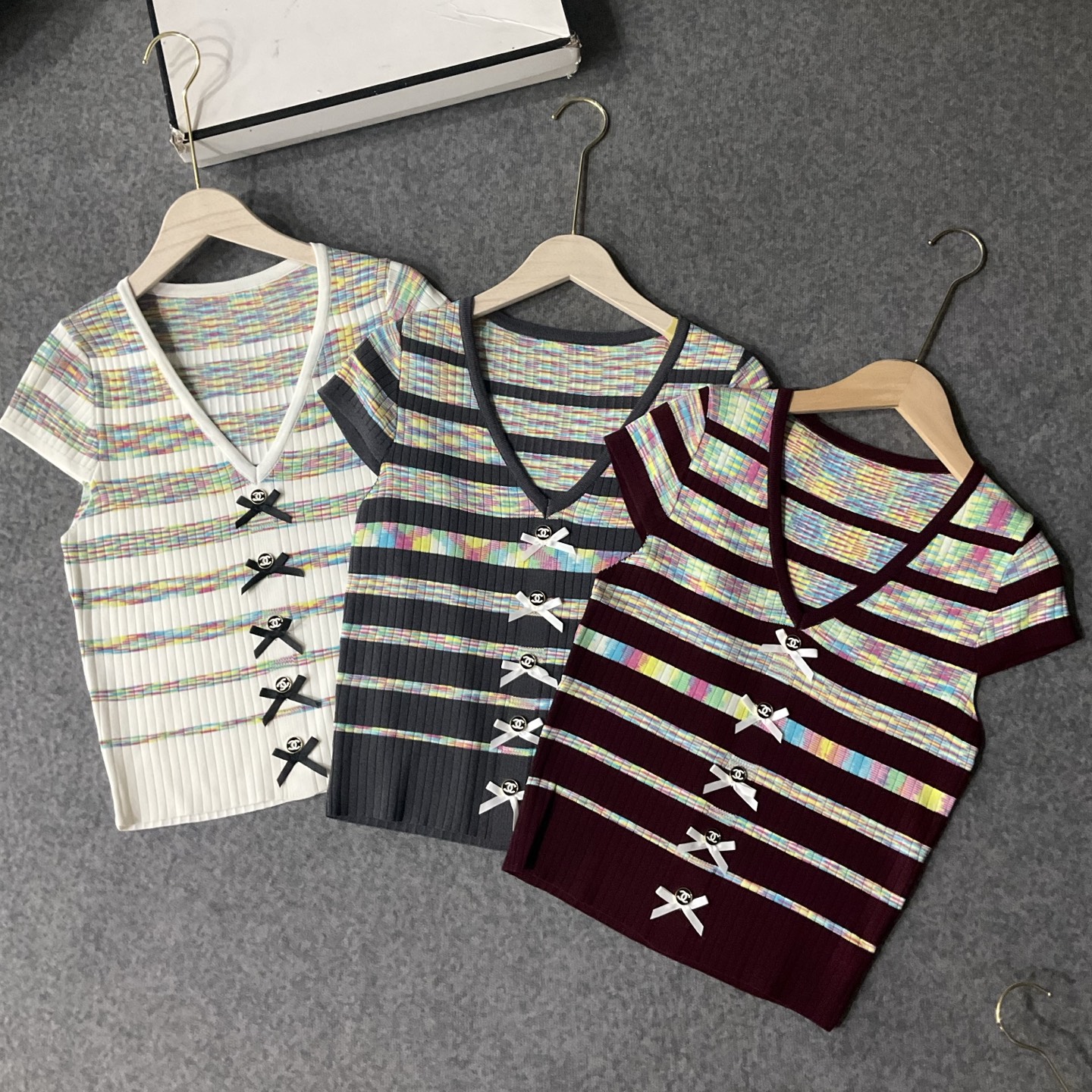 CHANEL彩色條紋針織短袖T恤 女款高仿設計款 修身顯瘦氣質風|超A仿原單精品圖片 6 CHANEL彩色條紋針織短袖T恤 女款高仿設計款 修身顯瘦氣質風|歐美奢侈品精品推薦