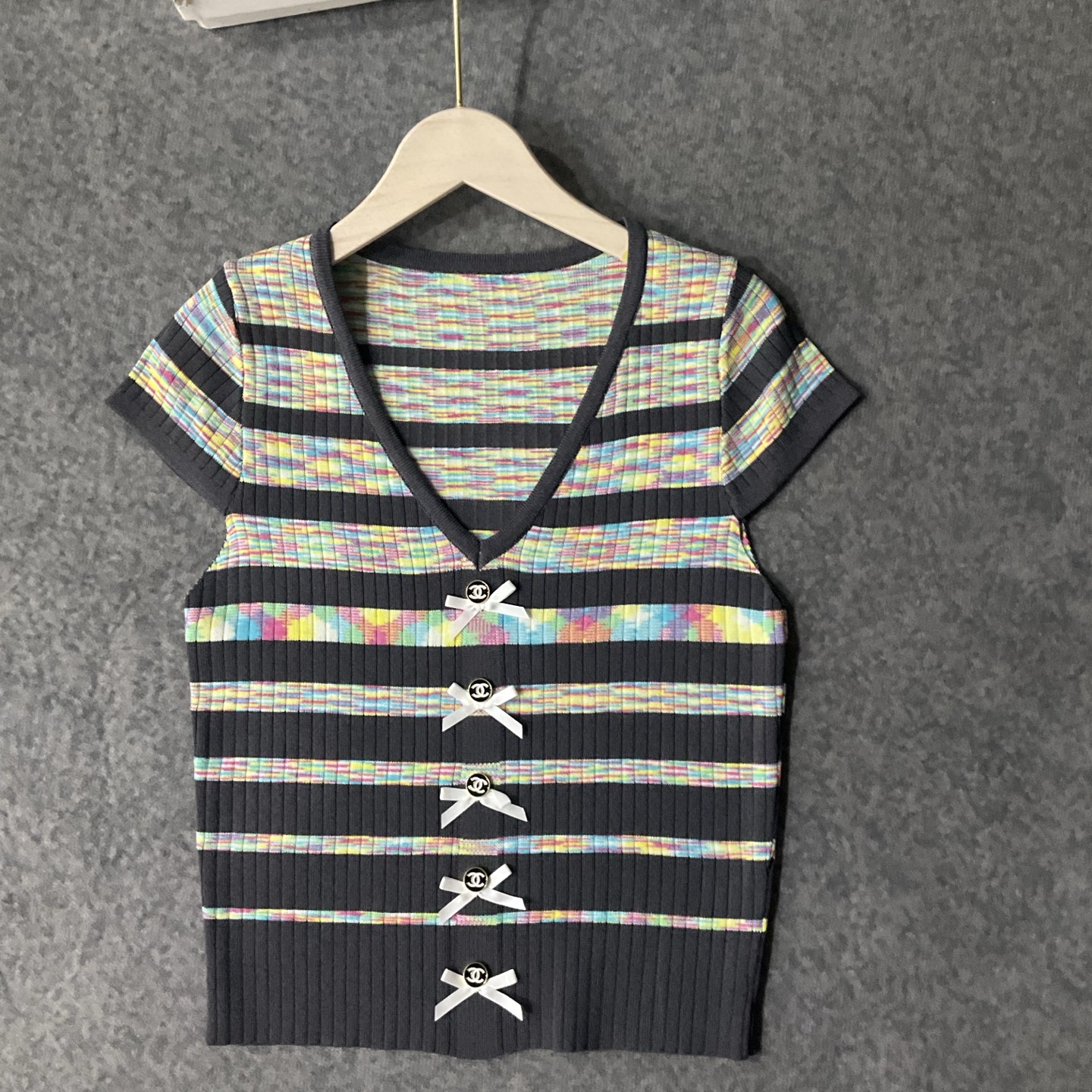 CHANEL彩色條紋針織短袖T恤 女款高仿設計款 修身顯瘦氣質風|超A仿原單精品圖片 9 CHANEL彩色條紋針織短袖T恤 女款高仿設計款 修身顯瘦氣質風|歐美奢侈品精品推薦