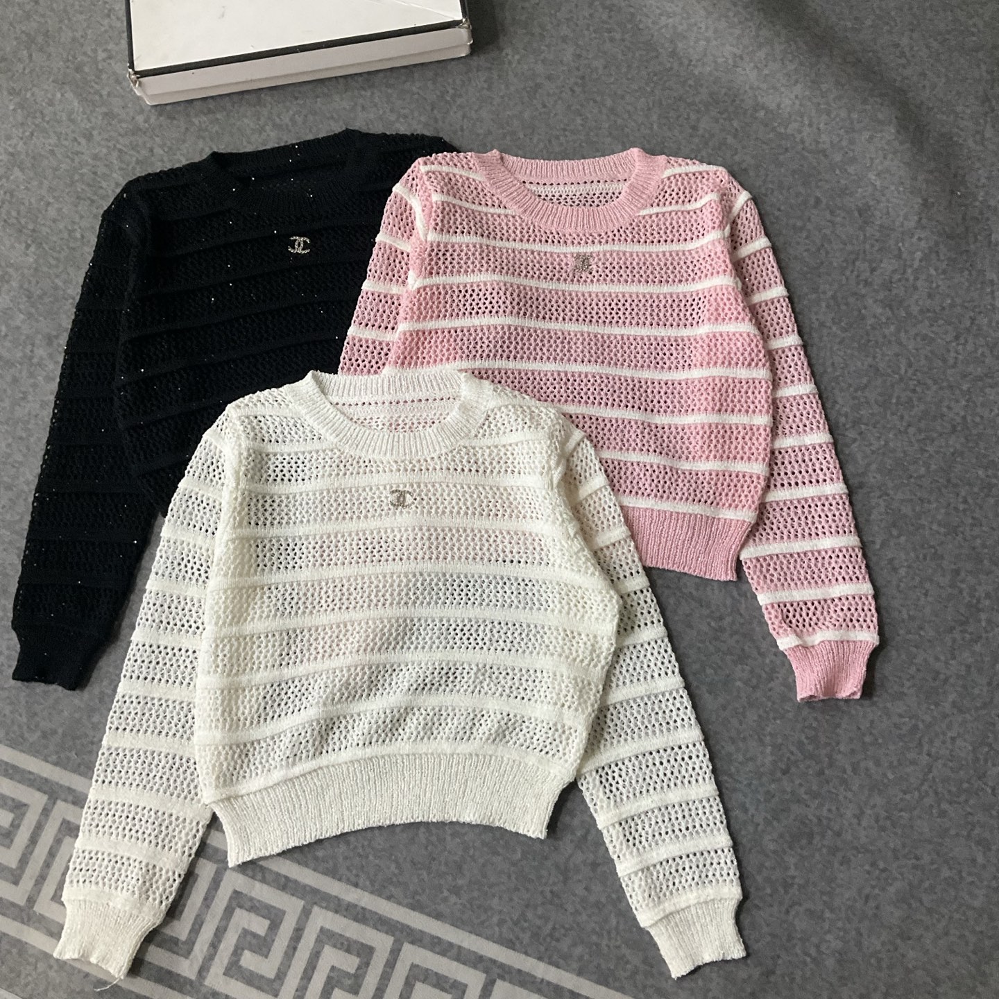 CHANEL鏤空條紋針織上衣 高仿精品長袖女款|超A仿原單精品圖片 3 CHANEL鏤空條紋針織上衣 高仿精品長袖女款|歐美奢侈品精品推薦