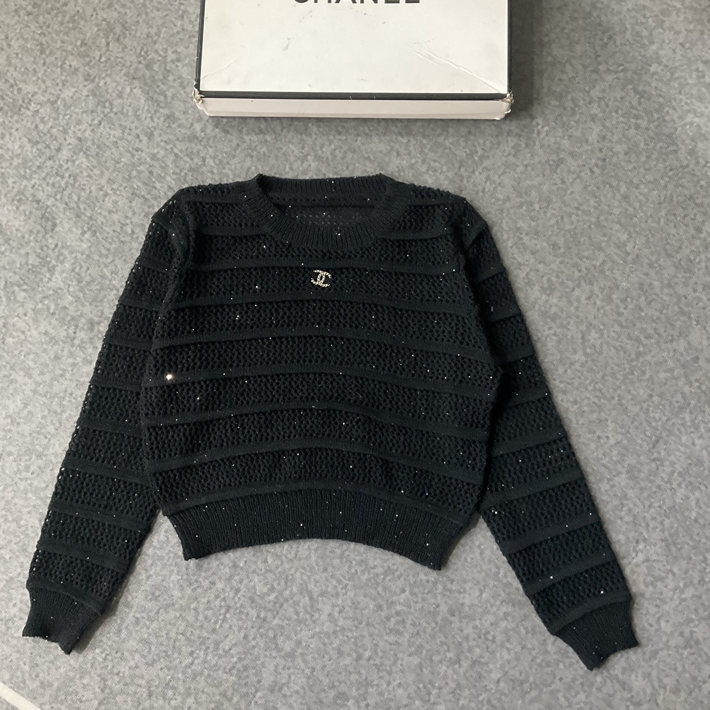 CHANEL鏤空條紋針織上衣 高仿精品長袖女款|超A仿原單精品圖片 8 CHANEL鏤空條紋針織上衣 高仿精品長袖女款|歐美奢侈品精品推薦