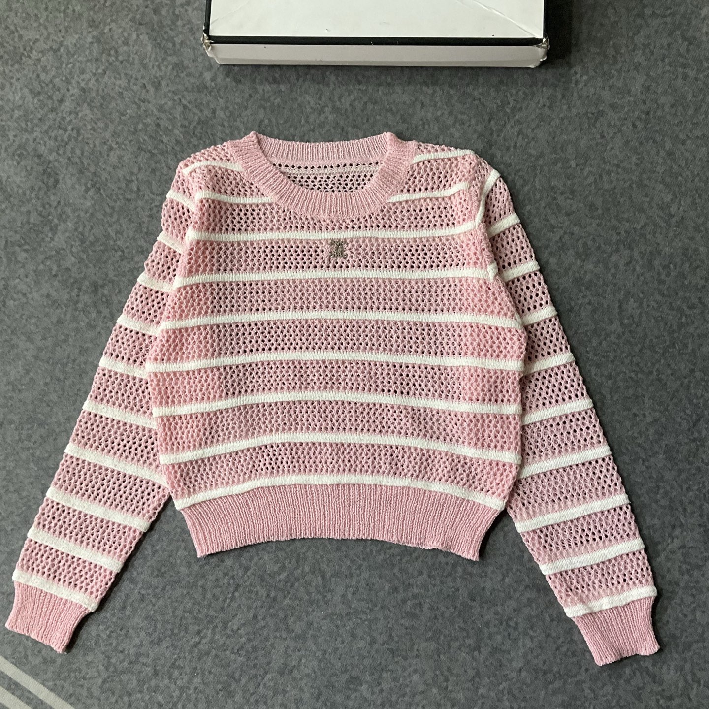 CHANEL鏤空條紋針織上衣 高仿精品長袖女款|超A仿原單精品圖片 7 CHANEL鏤空條紋針織上衣 高仿精品長袖女款|歐美奢侈品精品推薦