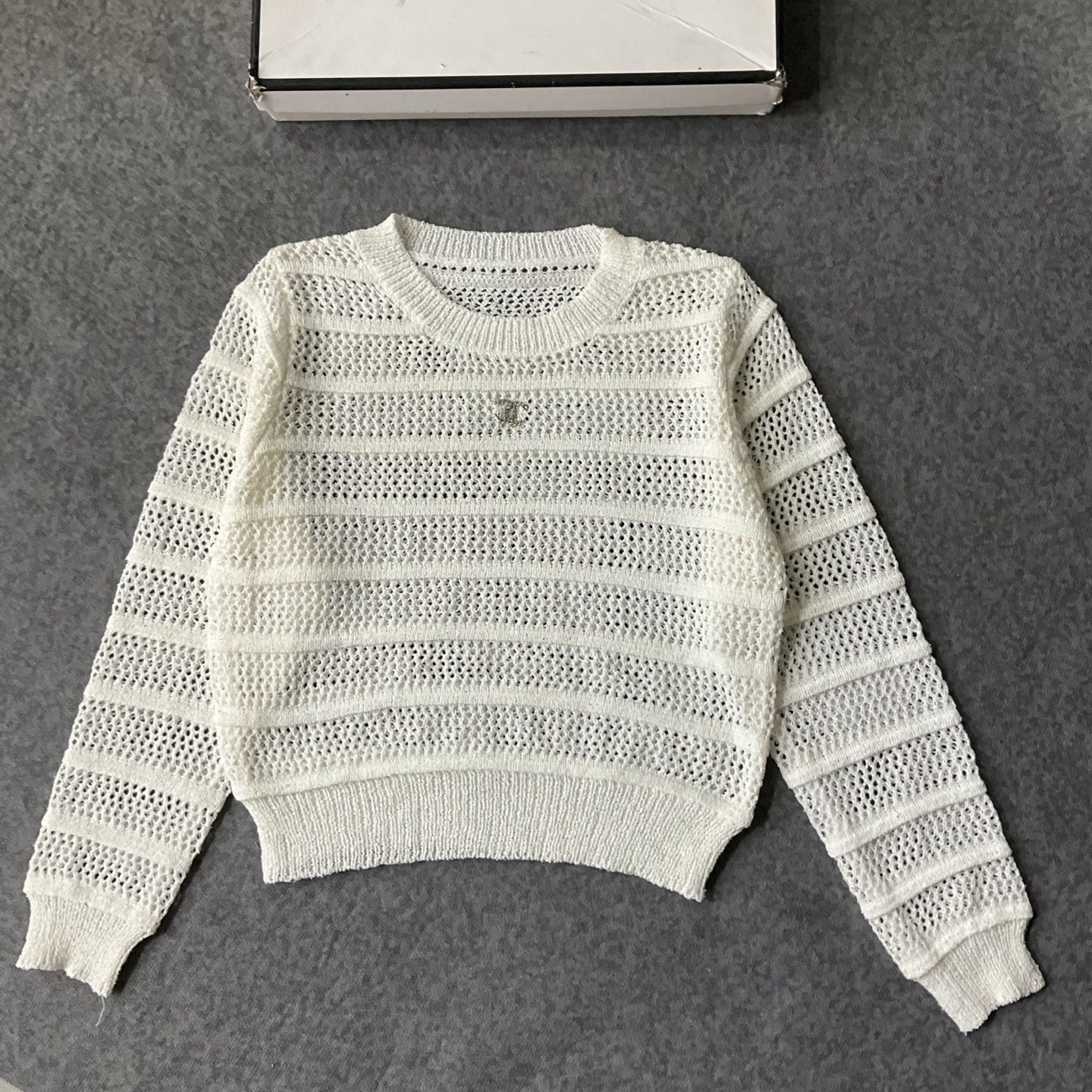 CHANEL鏤空條紋針織上衣 高仿精品長袖女款|超A仿原單精品圖片 11 CHANEL鏤空條紋針織上衣 高仿精品長袖女款|歐美奢侈品精品推薦