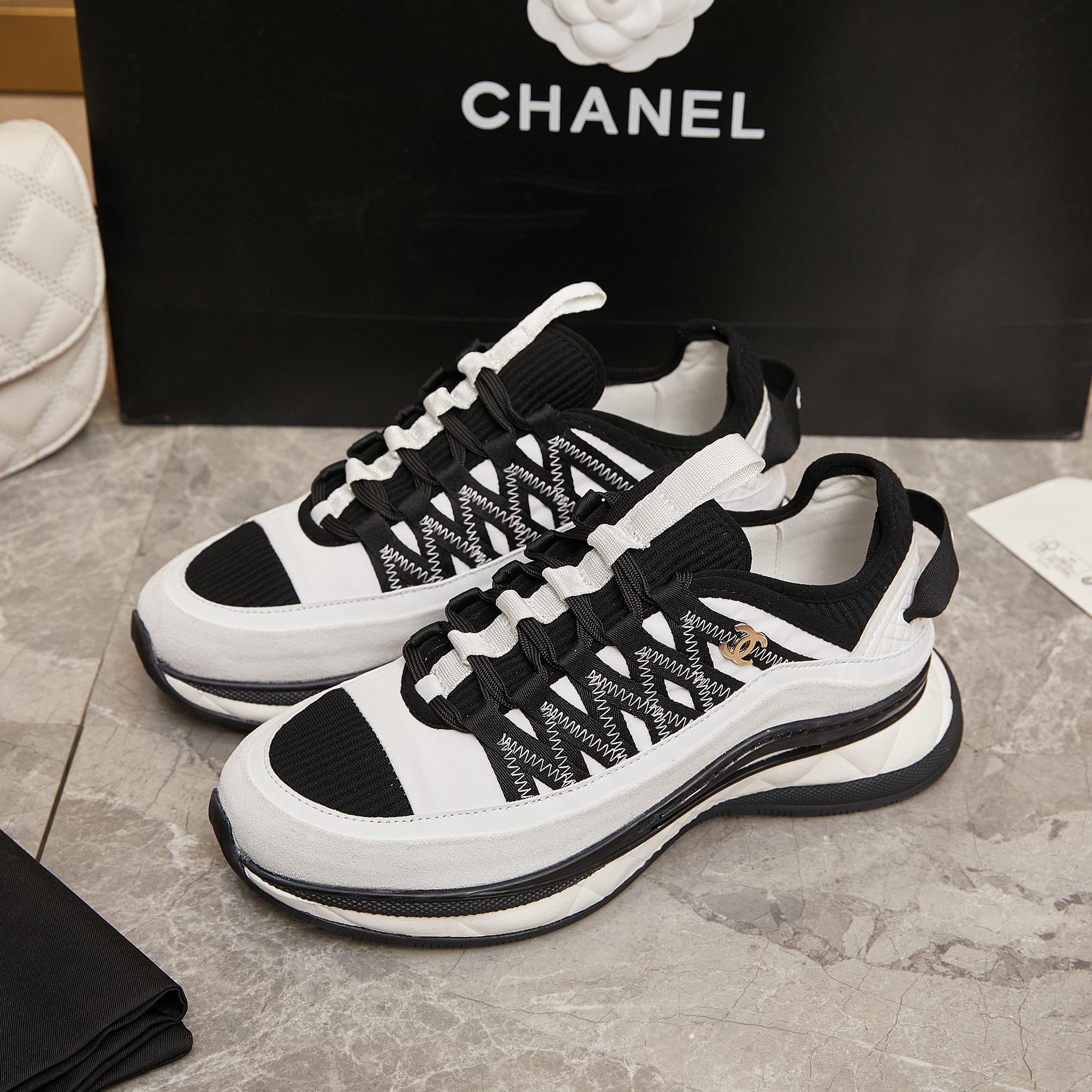 Chanel 高仿黑白厚底運動鞋 女士時尚跑鞋設計 潮流百搭舒適鞋款｜歐美奢侈品精品推薦
