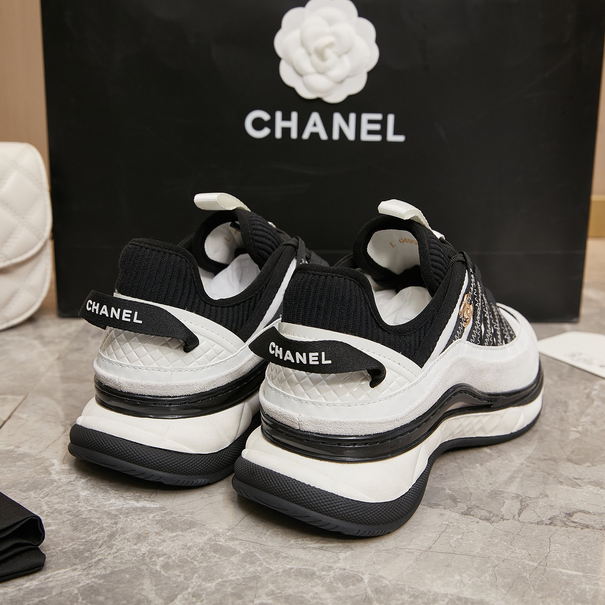 Chanel 高仿黑白厚底運動鞋 女士時尚跑鞋設計 潮流百搭舒適鞋款｜歐美奢侈品精品推薦
